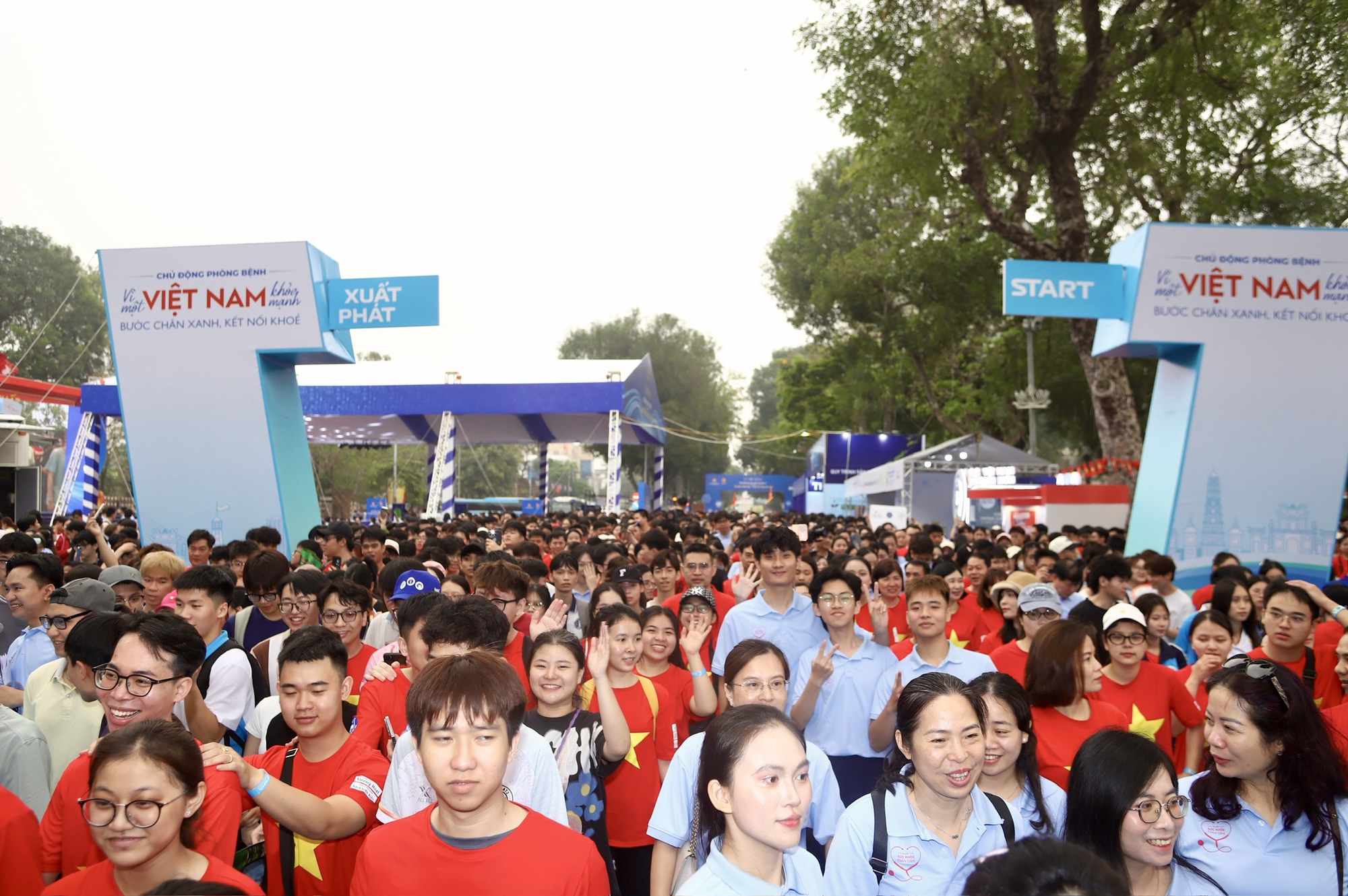 Ng&agrave;y Sức khỏe to&agrave;n d&acirc;n 7/4: Người d&acirc;n h&agrave;o hứng kh&aacute;m, trải nghiệm tại c&aacute;c gian h&agrave;ng y tế- Ảnh 17.