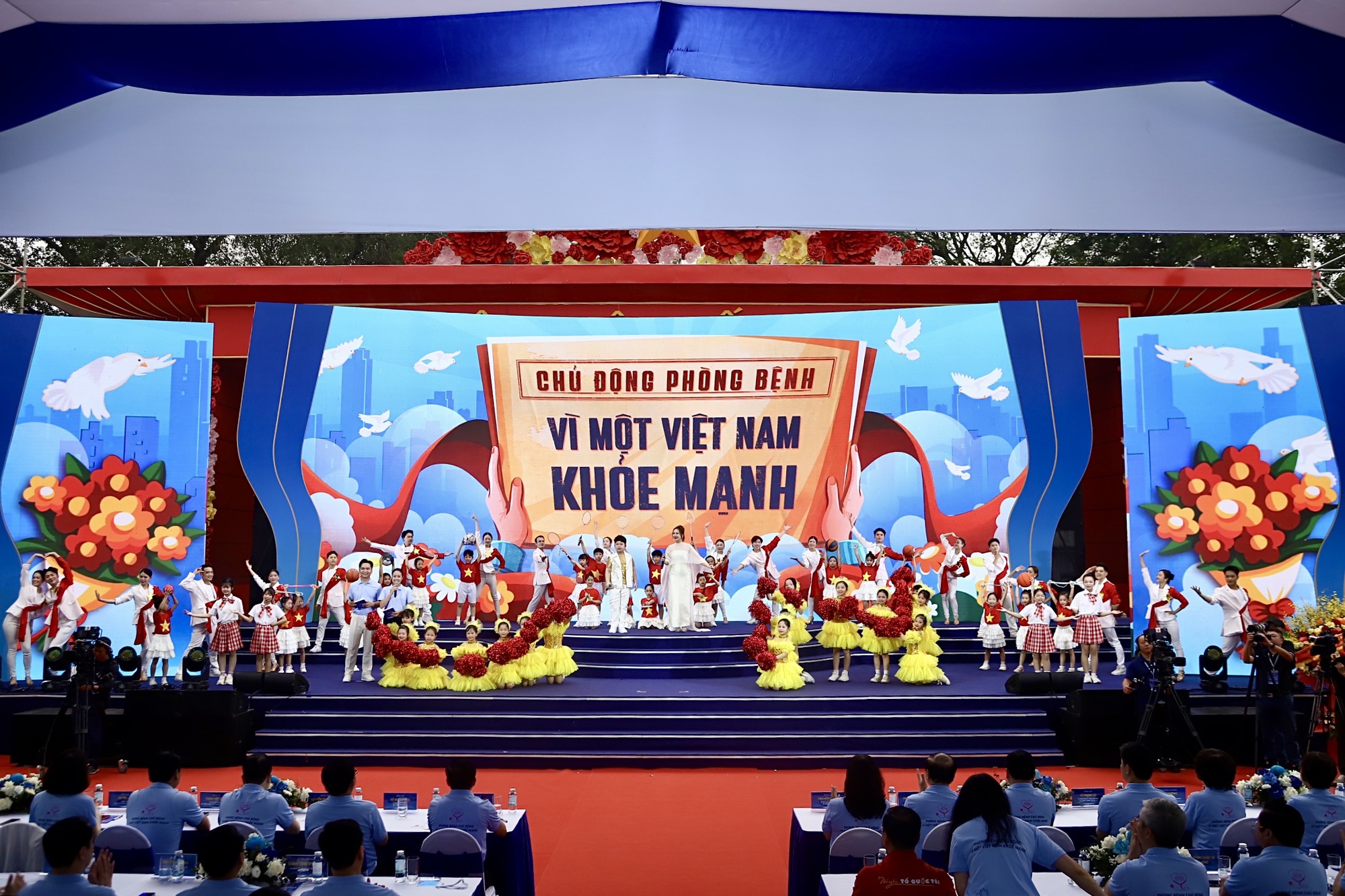 Ng&agrave;y Sức khỏe to&agrave;n d&acirc;n 7/4: Người d&acirc;n h&agrave;o hứng kh&aacute;m, trải nghiệm tại c&aacute;c gian h&agrave;ng y tế- Ảnh 18.