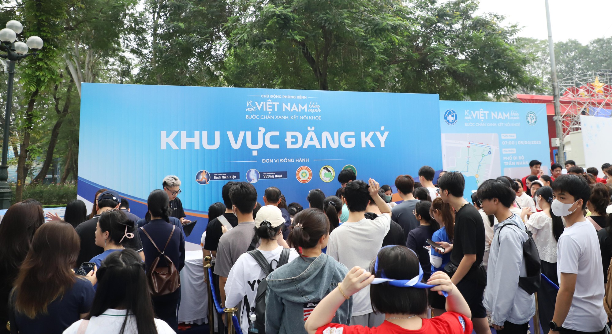 Ng&agrave;y Sức khỏe to&agrave;n d&acirc;n 7/4: Người d&acirc;n h&agrave;o hứng kh&aacute;m, trải nghiệm tại c&aacute;c gian h&agrave;ng y tế- Ảnh 1.