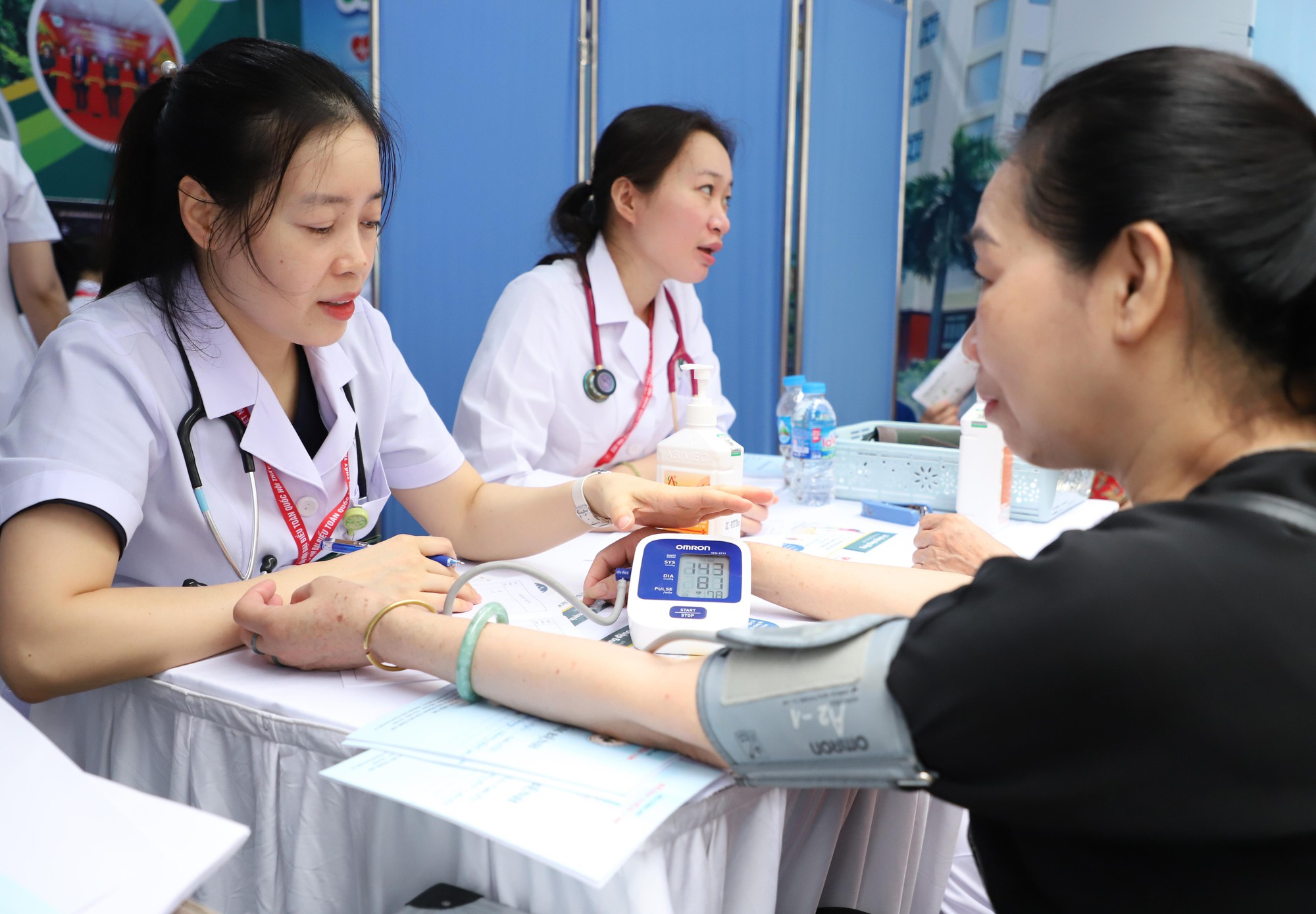 Ng&agrave;y Sức khỏe to&agrave;n d&acirc;n 7/4: Người d&acirc;n h&agrave;o hứng kh&aacute;m, trải nghiệm tại c&aacute;c gian h&agrave;ng y tế- Ảnh 6.