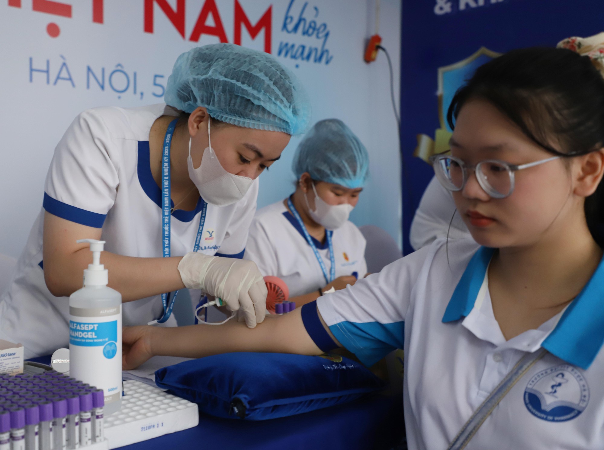 Ng&agrave;y Sức khỏe to&agrave;n d&acirc;n 7/4: Người d&acirc;n h&agrave;o hứng kh&aacute;m, trải nghiệm tại c&aacute;c gian h&agrave;ng y tế- Ảnh 8.