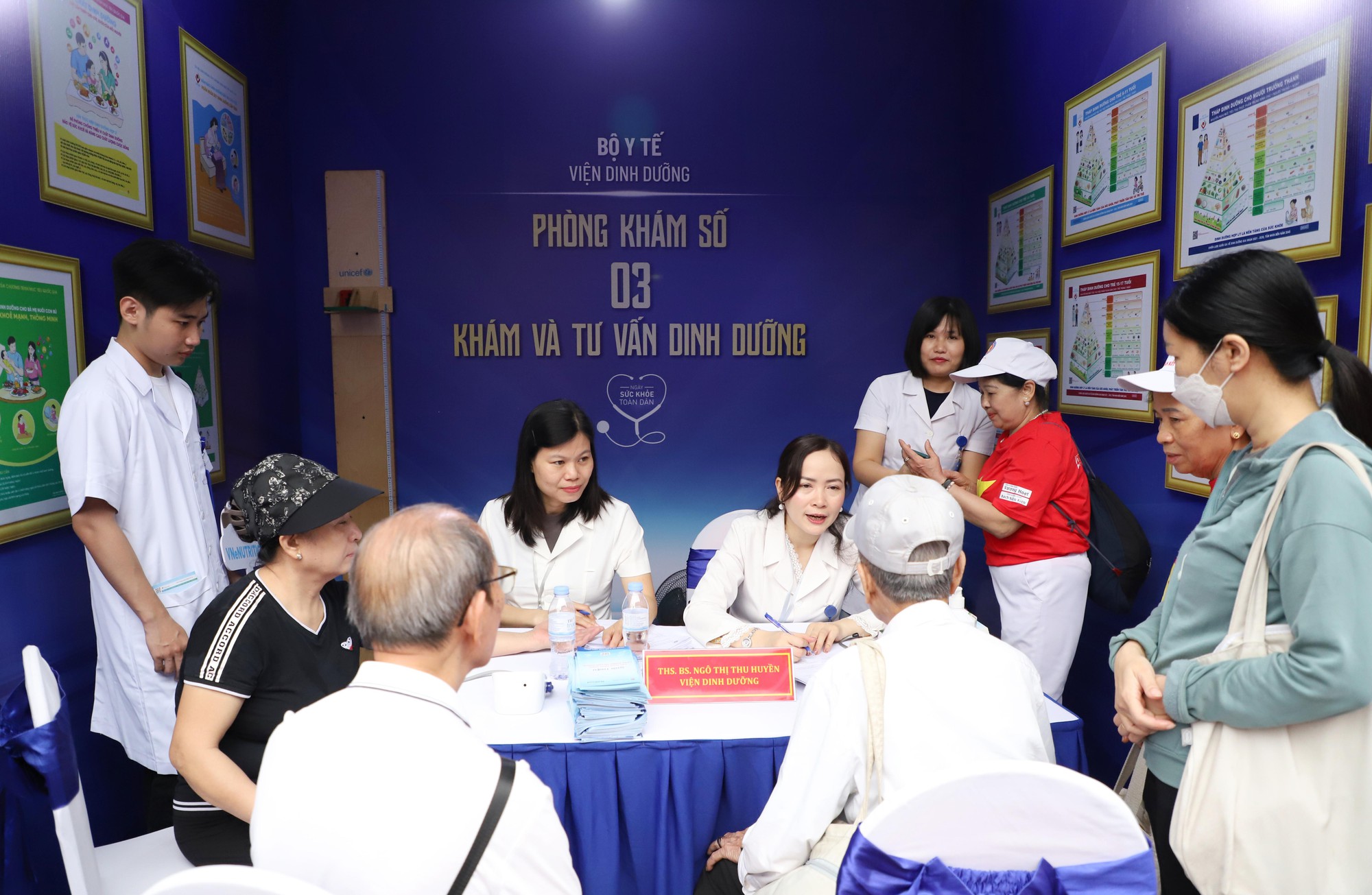 Ng&agrave;y Sức khỏe to&agrave;n d&acirc;n 7/4: Người d&acirc;n h&agrave;o hứng kh&aacute;m, trải nghiệm tại c&aacute;c gian h&agrave;ng y tế- Ảnh 3.