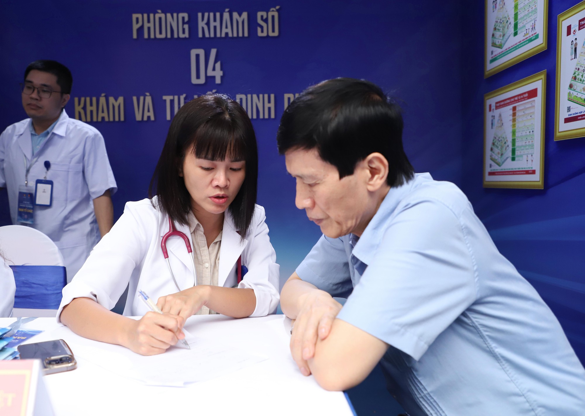 Ng&agrave;y Sức khỏe to&agrave;n d&acirc;n 7/4: Người d&acirc;n h&agrave;o hứng kh&aacute;m, trải nghiệm tại c&aacute;c gian h&agrave;ng y tế- Ảnh 13.