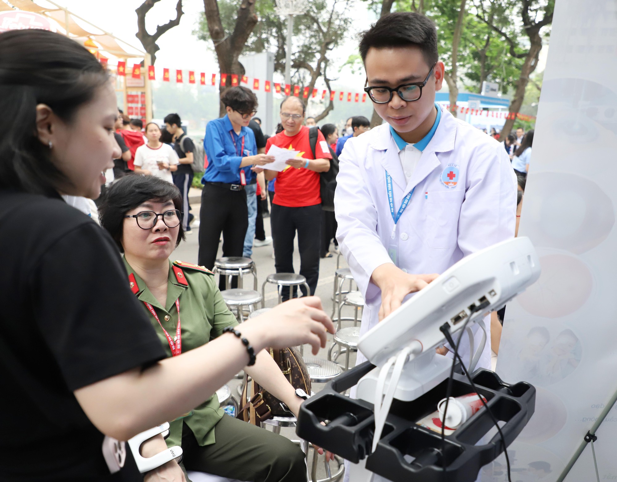 Ng&agrave;y Sức khỏe to&agrave;n d&acirc;n 7/4: Người d&acirc;n h&agrave;o hứng kh&aacute;m, trải nghiệm tại c&aacute;c gian h&agrave;ng y tế- Ảnh 7.