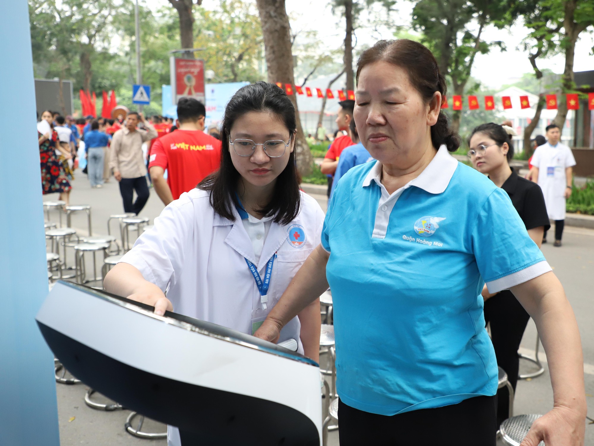 Ng&agrave;y Sức khỏe to&agrave;n d&acirc;n 7/4: Người d&acirc;n h&agrave;o hứng kh&aacute;m, trải nghiệm tại c&aacute;c gian h&agrave;ng y tế- Ảnh 10.