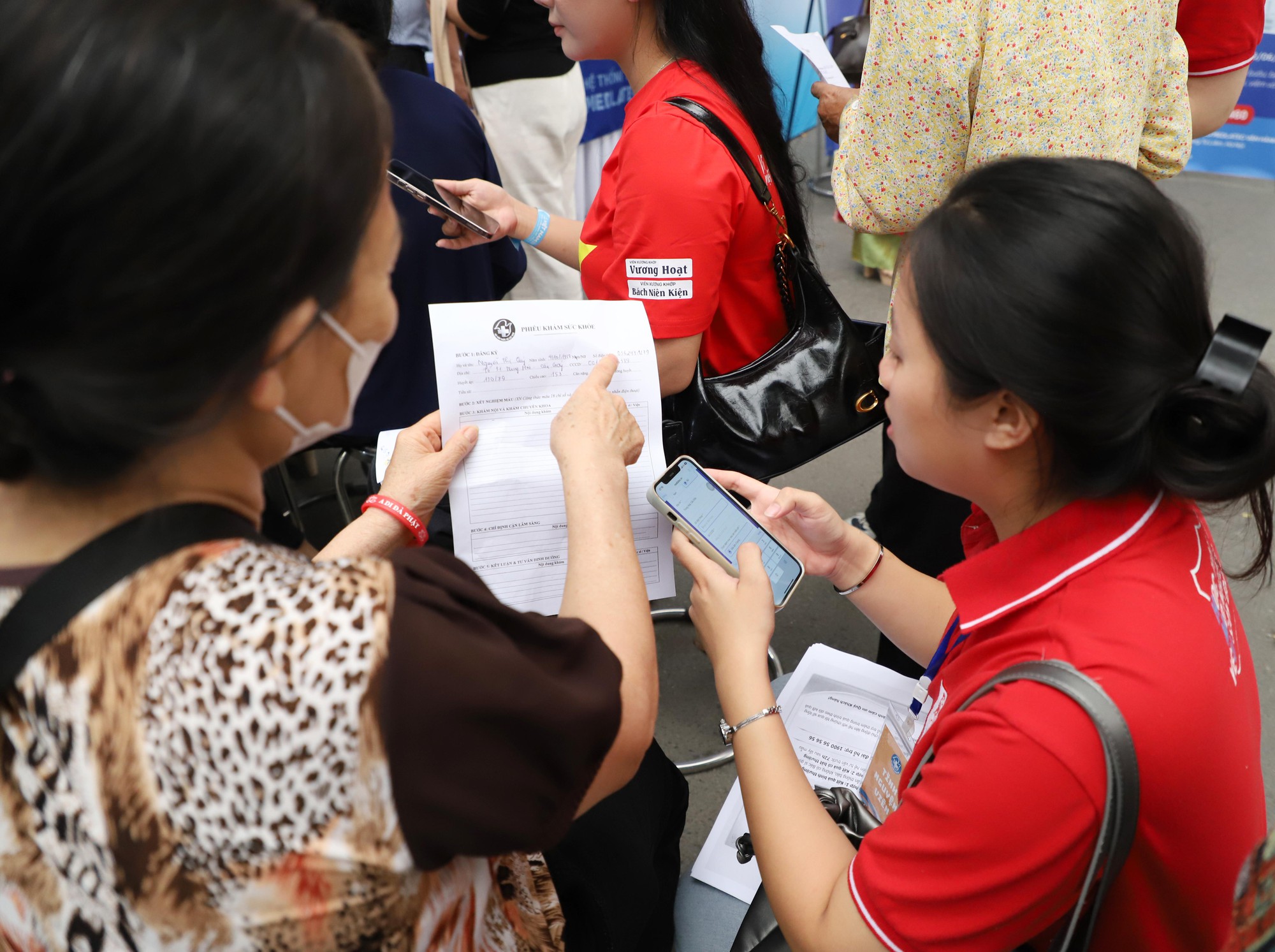 Ng&agrave;y Sức khỏe to&agrave;n d&acirc;n 7/4: Người d&acirc;n h&agrave;o hứng kh&aacute;m, trải nghiệm tại c&aacute;c gian h&agrave;ng y tế- Ảnh 11.