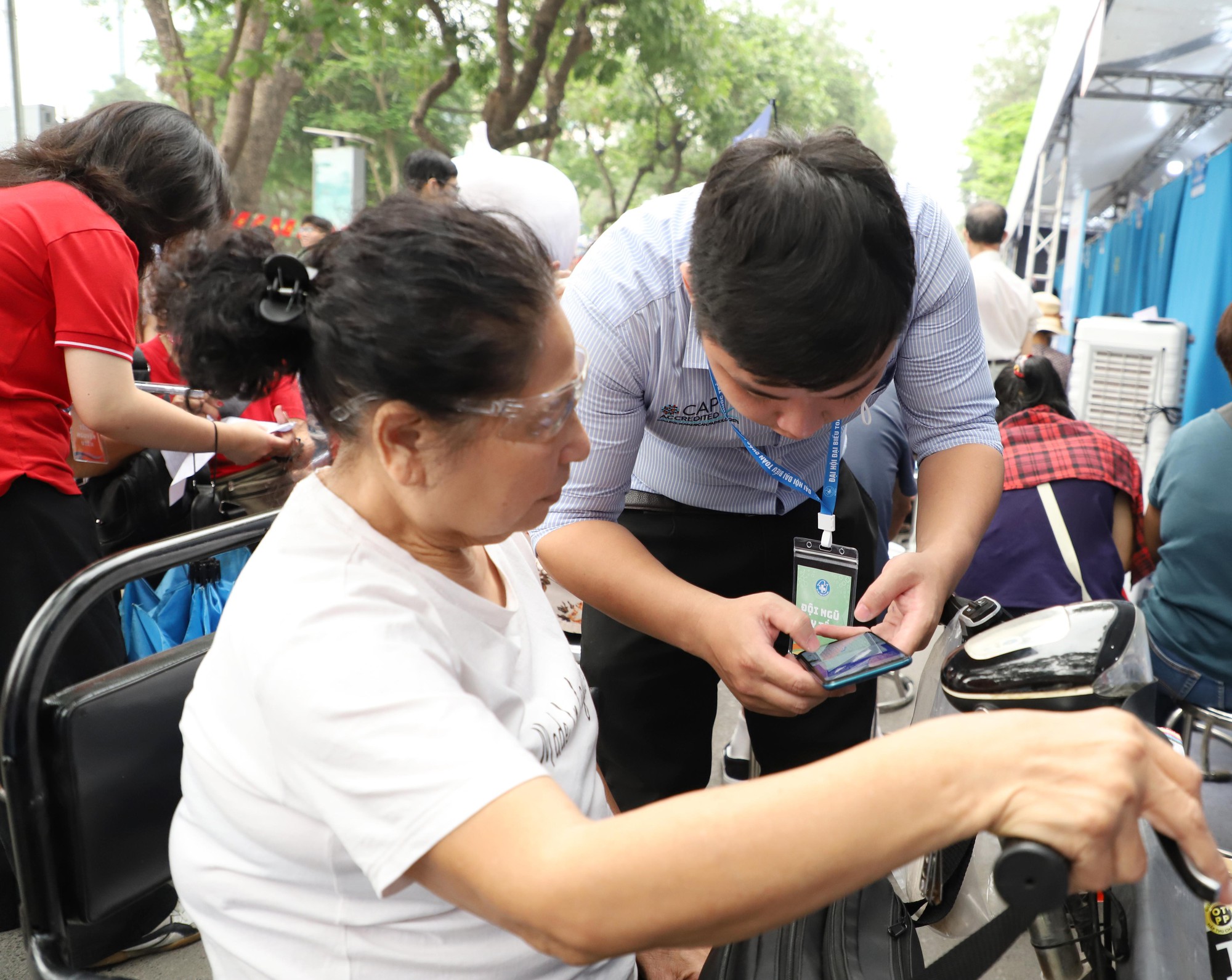 Ng&agrave;y Sức khỏe to&agrave;n d&acirc;n 7/4: Người d&acirc;n h&agrave;o hứng kh&aacute;m, trải nghiệm tại c&aacute;c gian h&agrave;ng y tế- Ảnh 9.