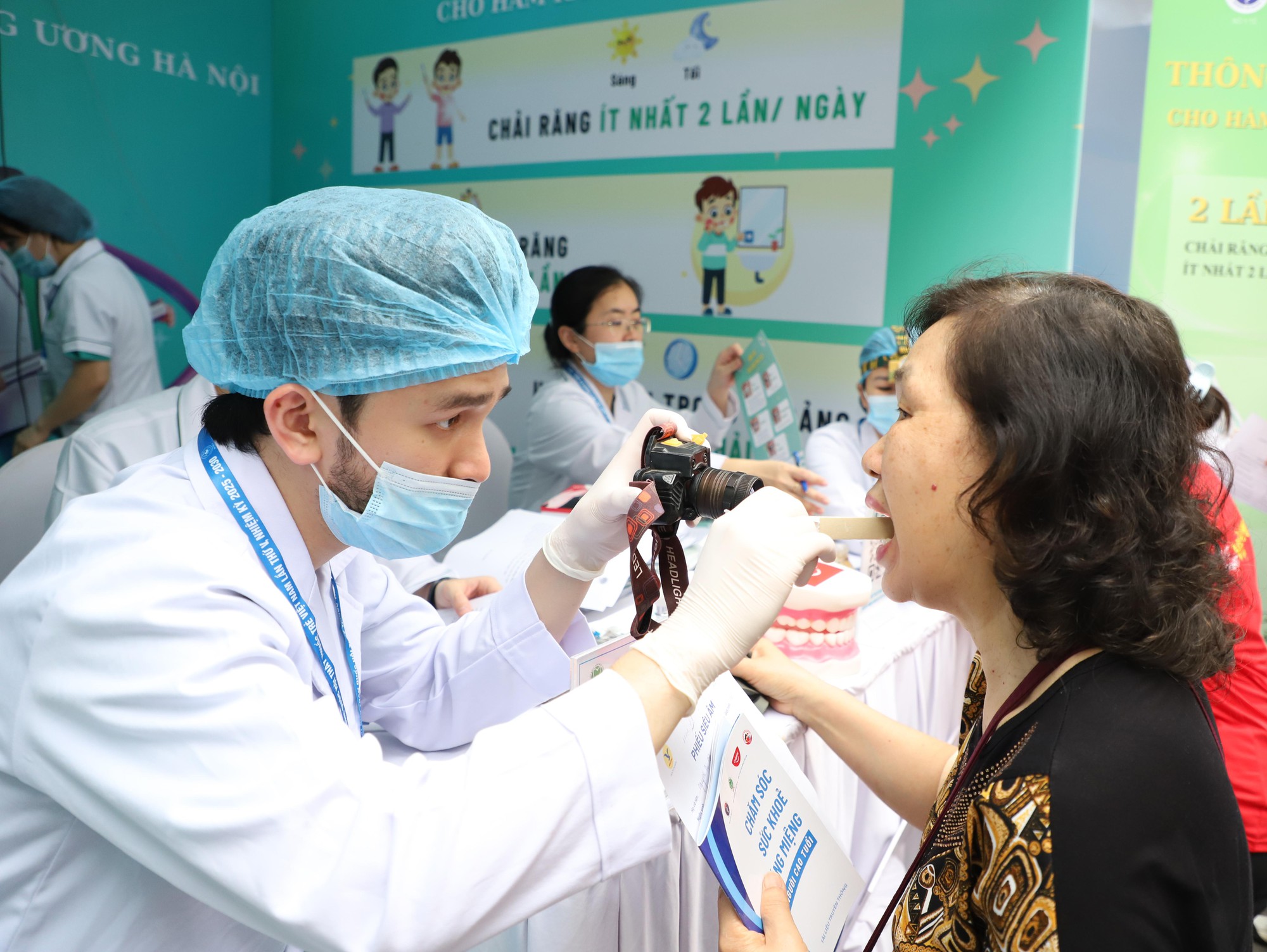 Ng&agrave;y Sức khỏe to&agrave;n d&acirc;n 7/4: Người d&acirc;n h&agrave;o hứng kh&aacute;m, trải nghiệm tại c&aacute;c gian h&agrave;ng y tế- Ảnh 2.