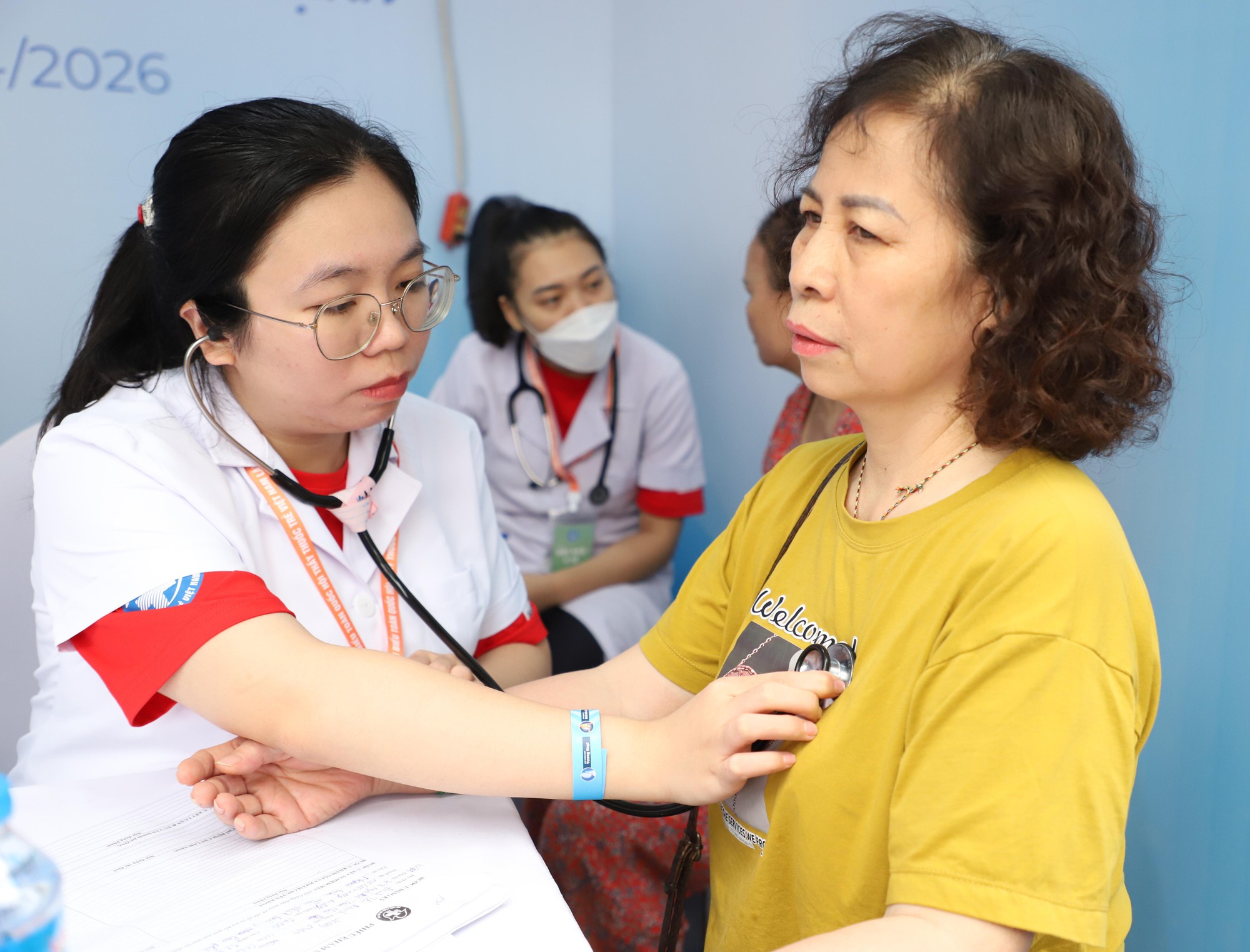 Ng&agrave;y Sức khỏe to&agrave;n d&acirc;n 7/4: Người d&acirc;n h&agrave;o hứng kh&aacute;m, trải nghiệm tại c&aacute;c gian h&agrave;ng y tế- Ảnh 14.