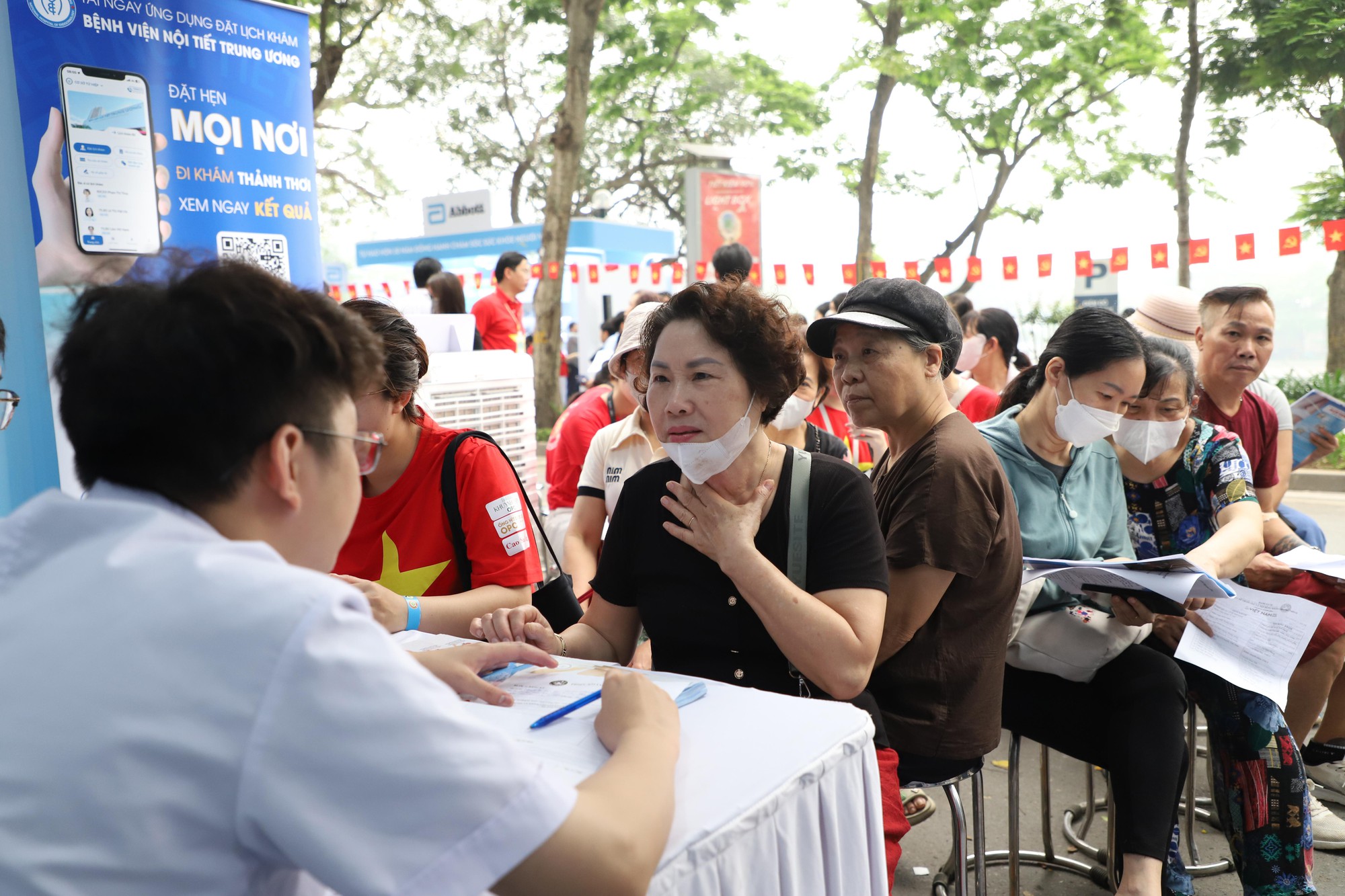 Ng&agrave;y Sức khỏe to&agrave;n d&acirc;n 7/4: Người d&acirc;n h&agrave;o hứng kh&aacute;m, trải nghiệm tại c&aacute;c gian h&agrave;ng y tế- Ảnh 15.