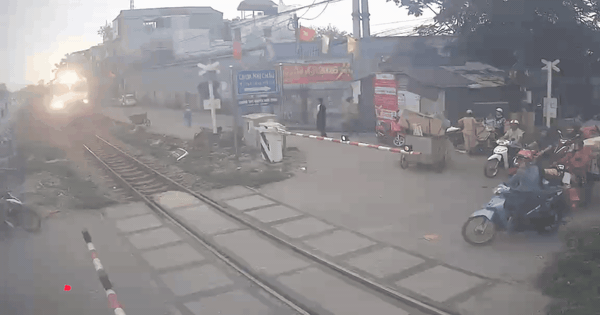 Thót tim cảnh xe máy băng qua đường sắt, tài xế thoát chết trong gang tấc
