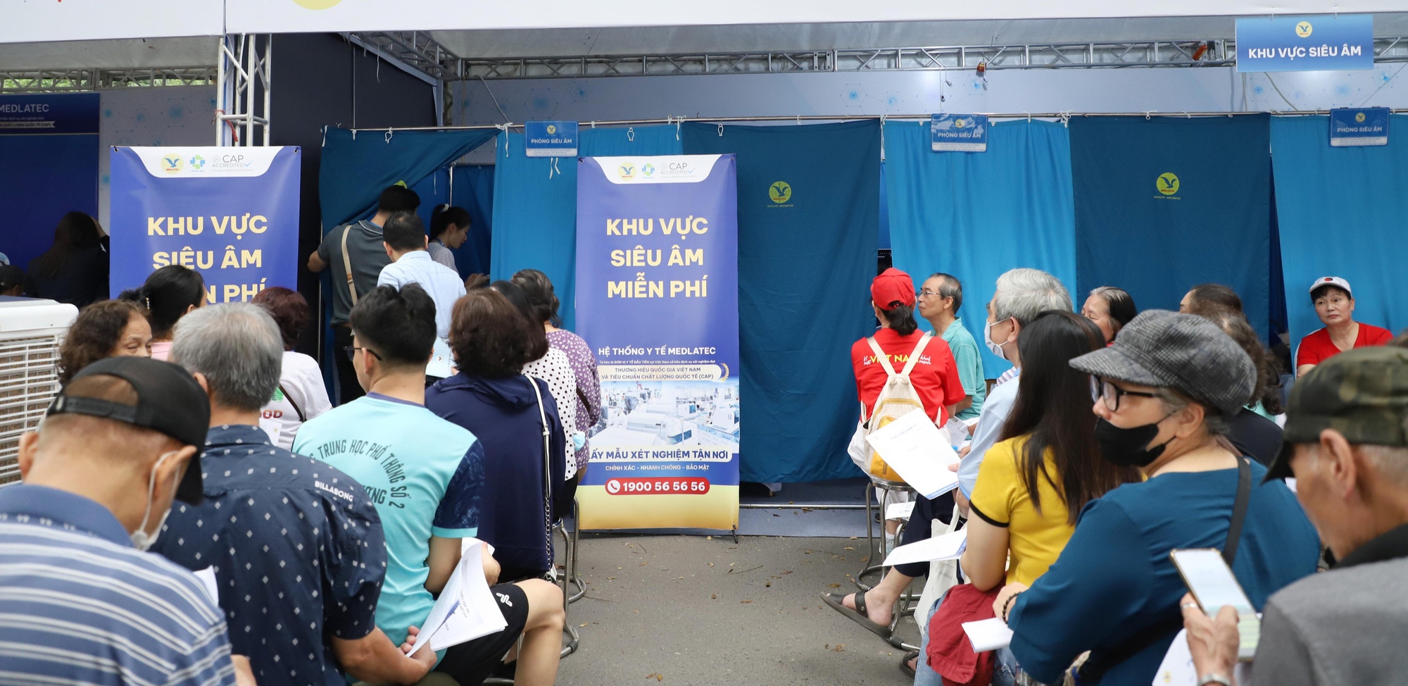 Ng&agrave;y Sức khỏe to&agrave;n d&acirc;n 7/4: Người d&acirc;n h&agrave;o hứng kh&aacute;m, trải nghiệm tại c&aacute;c gian h&agrave;ng y tế- Ảnh 12.