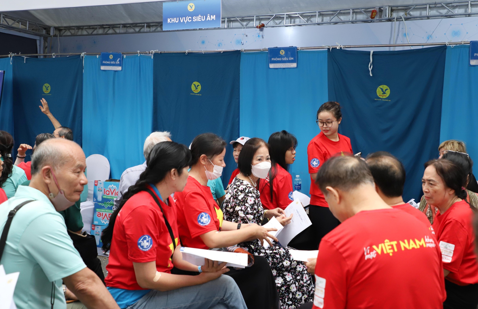 Ng&agrave;y Sức khỏe to&agrave;n d&acirc;n 7/4: Người d&acirc;n h&agrave;o hứng kh&aacute;m, trải nghiệm tại c&aacute;c gian h&agrave;ng y tế- Ảnh 16.