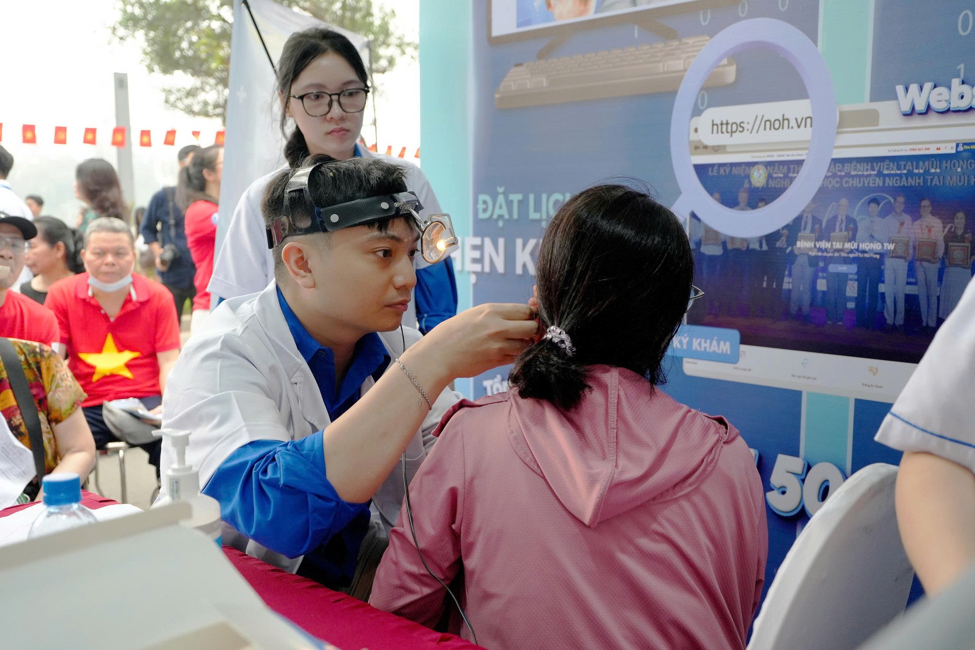 Ng&agrave;y Sức khỏe to&agrave;n d&acirc;n 7/4: Người d&acirc;n h&agrave;o hứng kh&aacute;m, trải nghiệm tại c&aacute;c gian h&agrave;ng y tế- Ảnh 4.