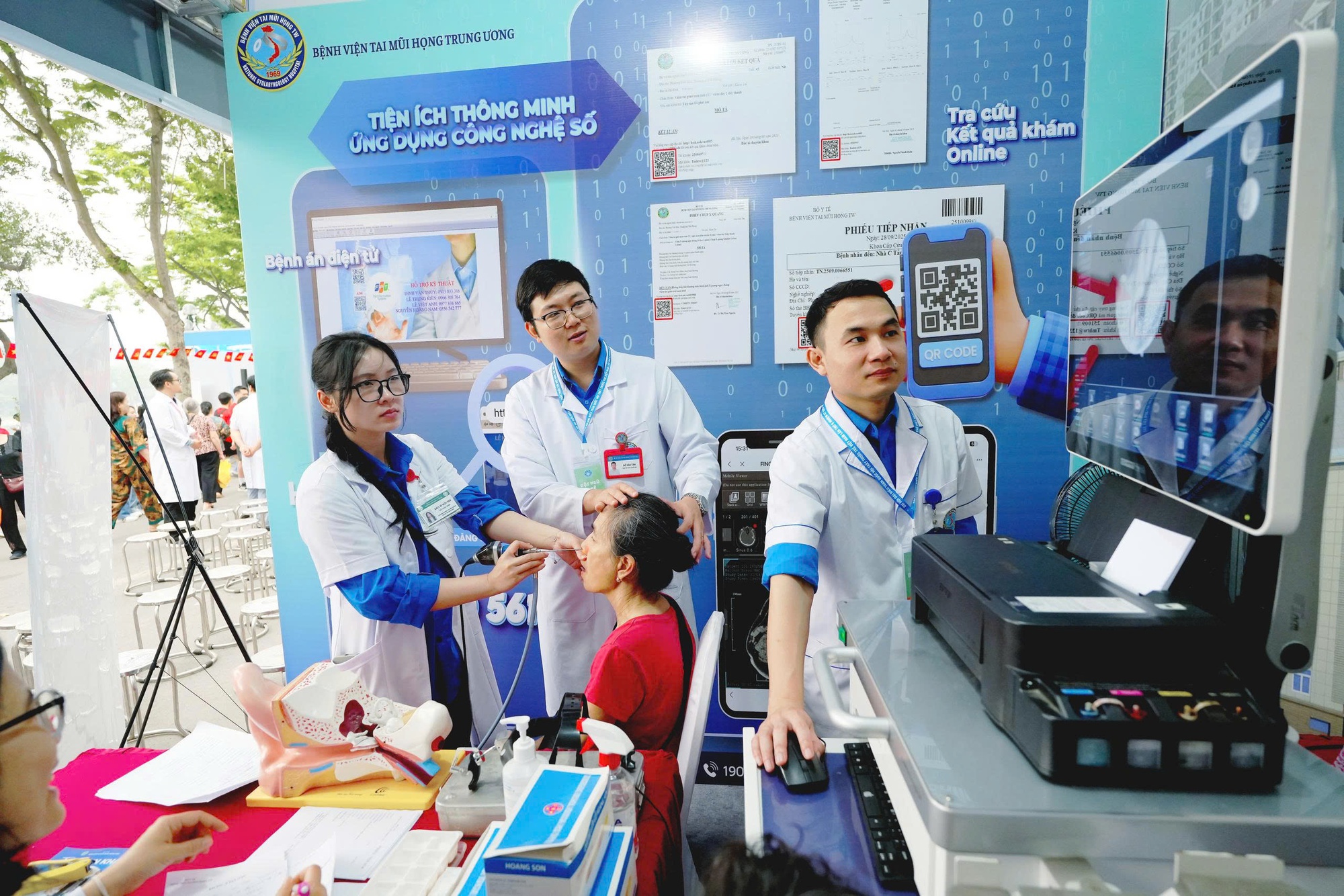 Ng&agrave;y Sức khỏe to&agrave;n d&acirc;n 7/4: Người d&acirc;n h&agrave;o hứng kh&aacute;m, trải nghiệm tại c&aacute;c gian h&agrave;ng y tế- Ảnh 5.