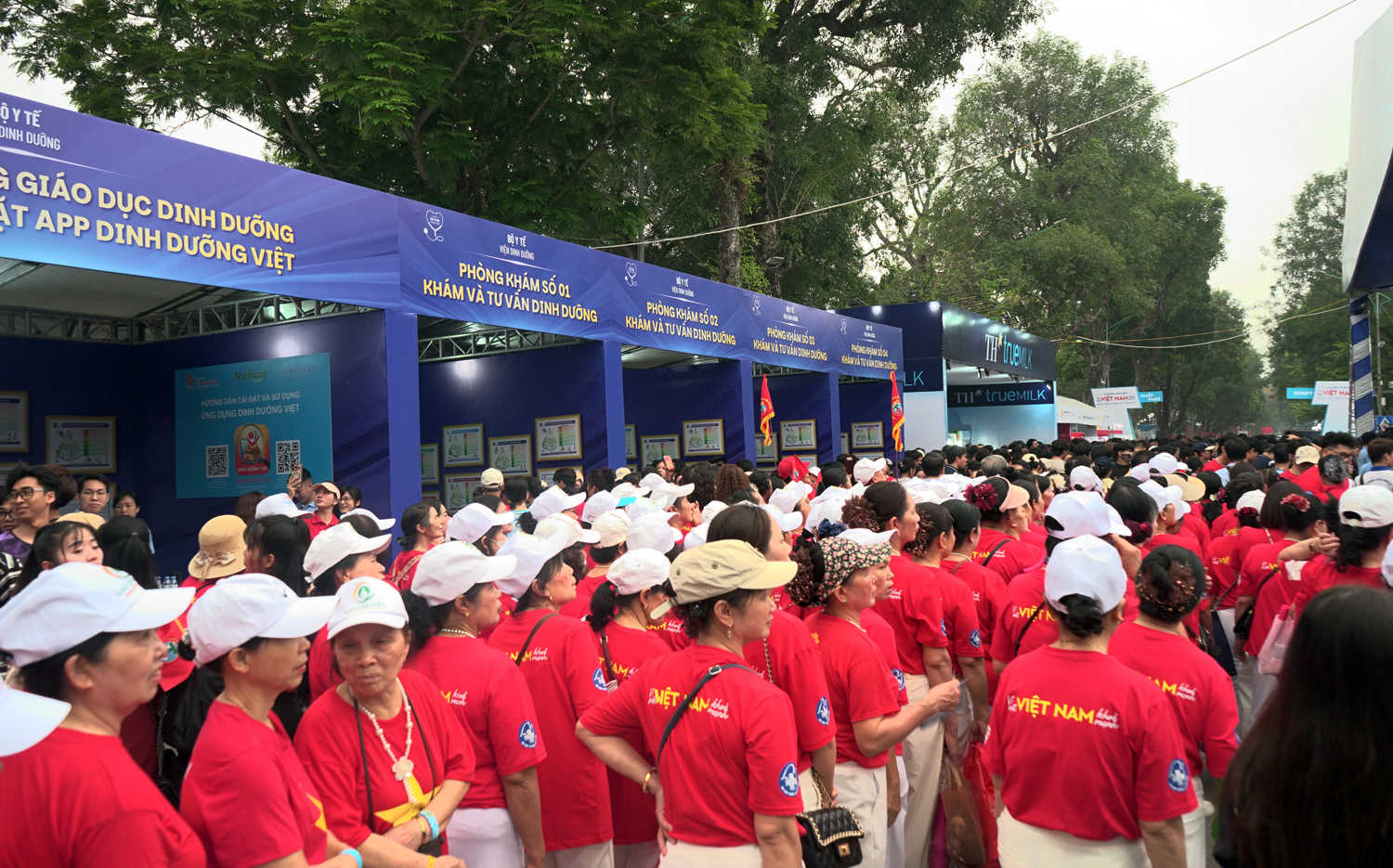 Đ&ocirc;ng đảo người d&acirc;n được kh&aacute;m, tư vấn sức khỏe miễn ph&iacute; tại Lễ m&iacute;t tinh ph&aacute;t động Ng&agrave;y Sức khỏe to&agrave;n d&acirc;n- Ảnh 11.