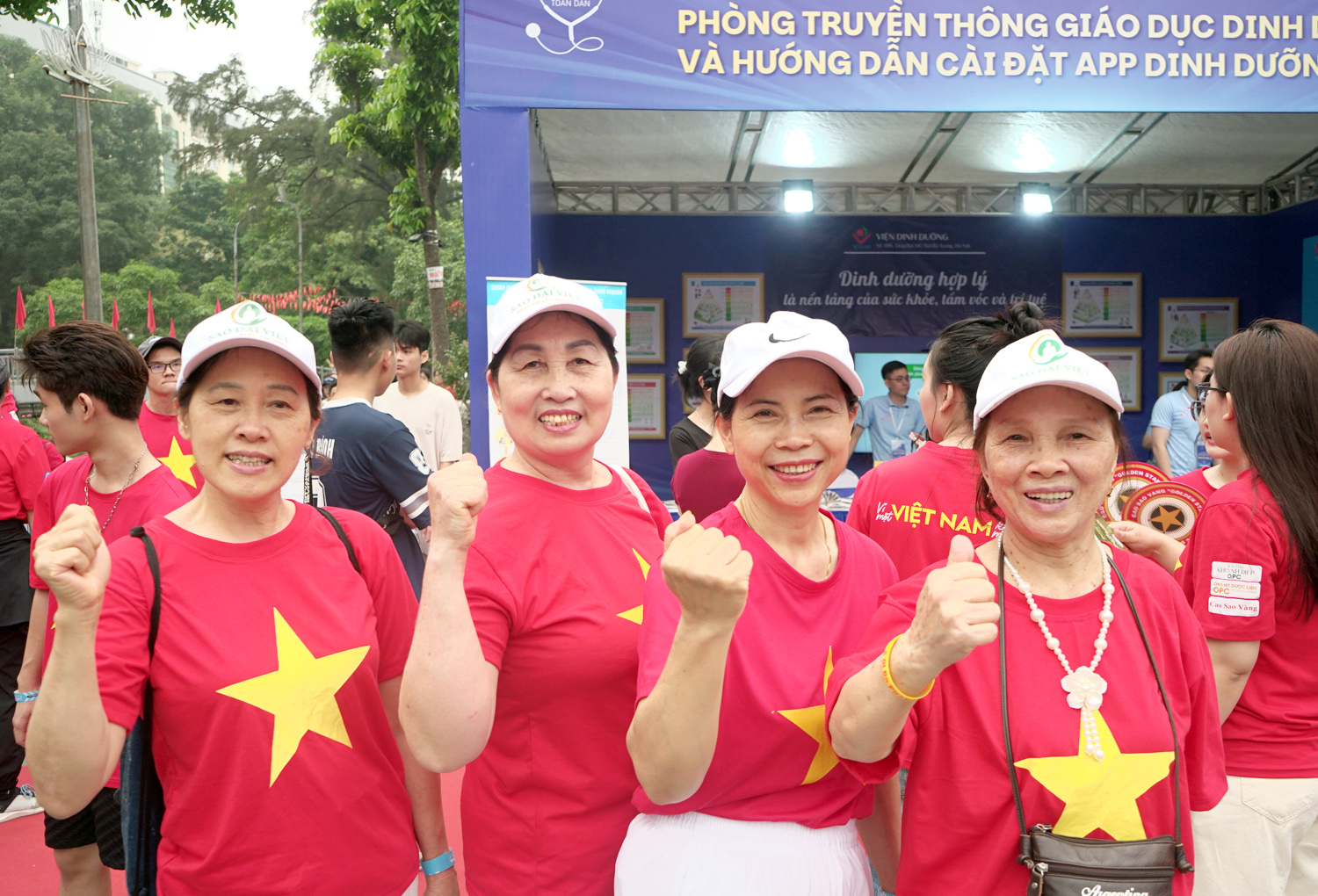 Đ&ocirc;ng đảo người d&acirc;n được kh&aacute;m, tư vấn sức khỏe miễn ph&iacute; tại Lễ m&iacute;t tinh ph&aacute;t động Ng&agrave;y Sức khỏe to&agrave;n d&acirc;n- Ảnh 12.