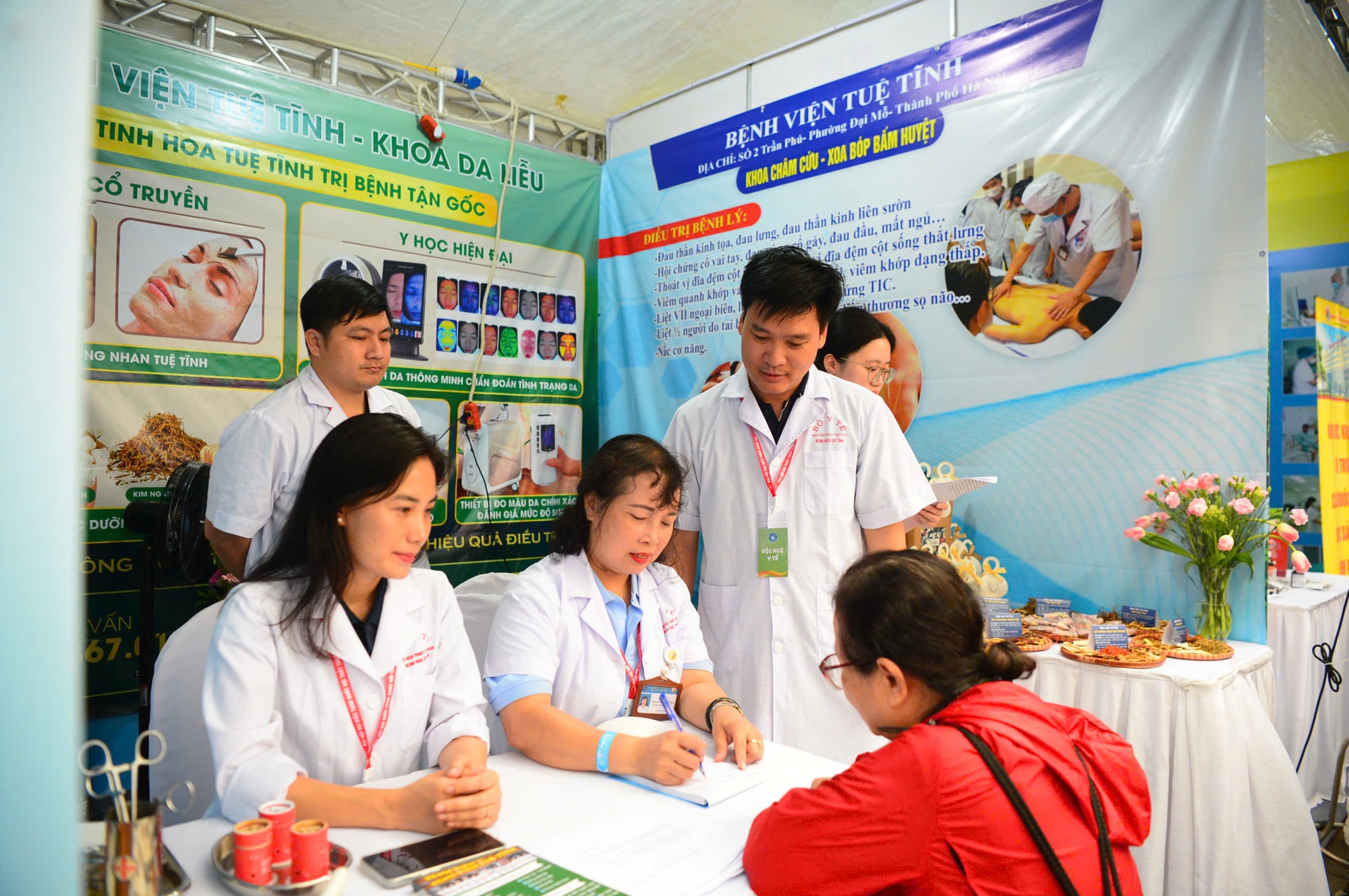 Đ&ocirc;ng đảo người d&acirc;n được kh&aacute;m, tư vấn sức khỏe miễn ph&iacute; tại Lễ m&iacute;t tinh ph&aacute;t động Ng&agrave;y Sức khỏe to&agrave;n d&acirc;n- Ảnh 4.