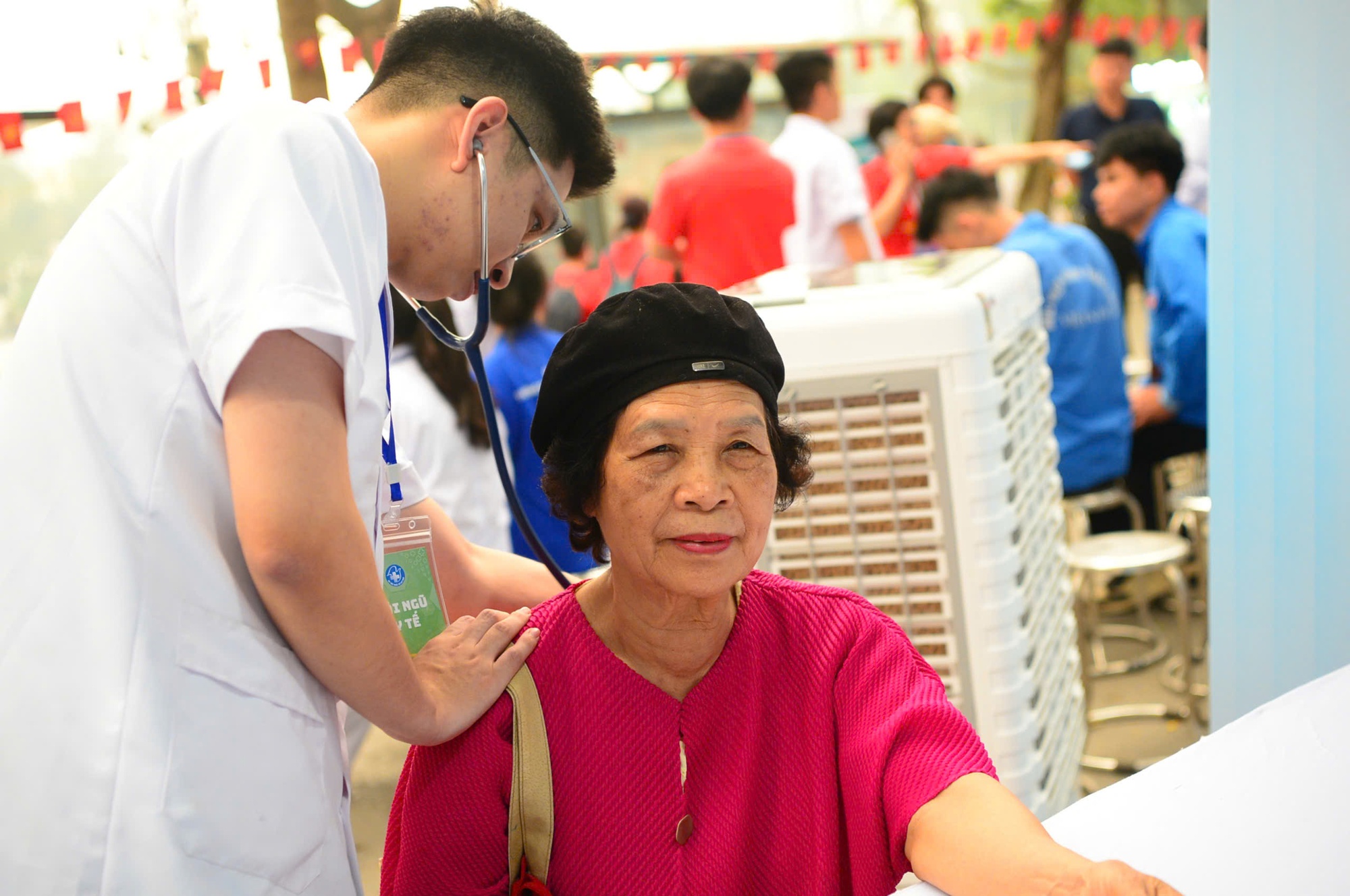 Đ&ocirc;ng đảo người d&acirc;n được kh&aacute;m, tư vấn sức khỏe miễn ph&iacute; tại Lễ m&iacute;t tinh ph&aacute;t động Ng&agrave;y Sức khỏe to&agrave;n d&acirc;n- Ảnh 5.