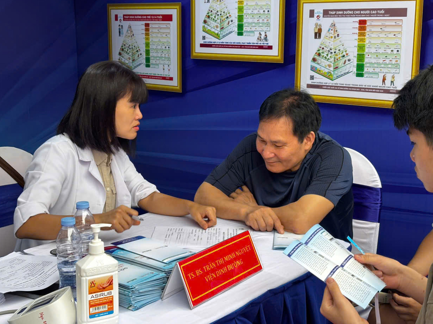 Đ&ocirc;ng đảo người d&acirc;n được kh&aacute;m, tư vấn sức khỏe miễn ph&iacute; tại Lễ m&iacute;t tinh ph&aacute;t động Ng&agrave;y Sức khỏe to&agrave;n d&acirc;n- Ảnh 6.