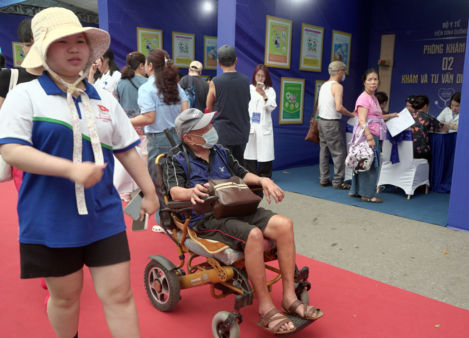 Đ&ocirc;ng đảo người d&acirc;n được kh&aacute;m, tư vấn sức khỏe miễn ph&iacute; tại Lễ m&iacute;t tinh ph&aacute;t động Ng&agrave;y Sức khỏe to&agrave;n d&acirc;n- Ảnh 8.