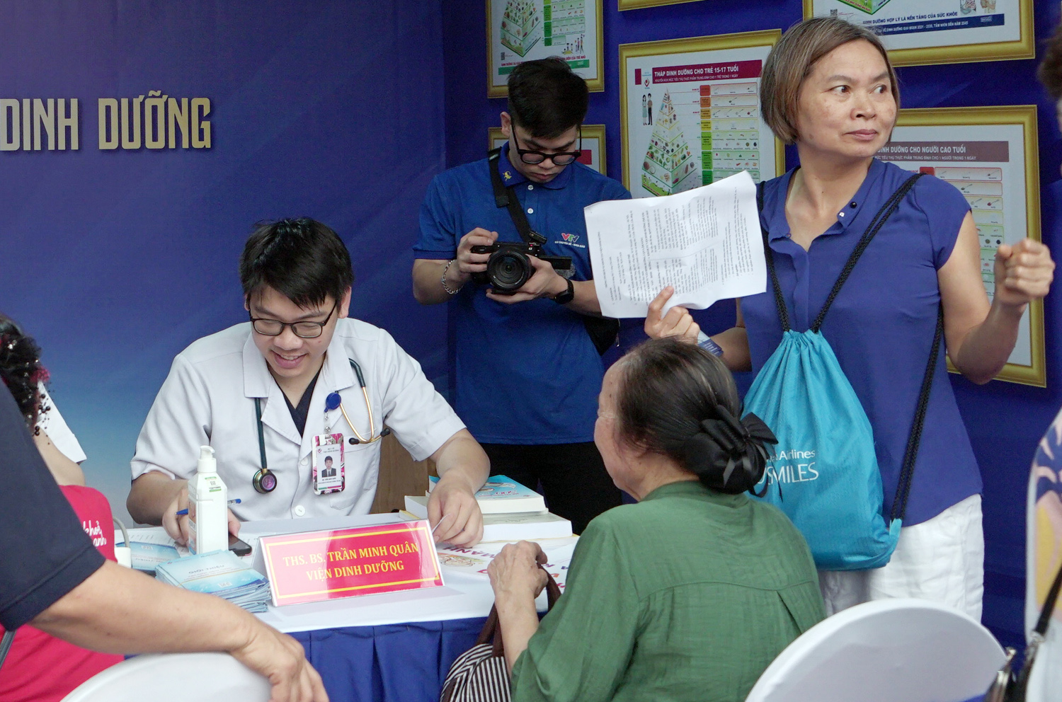 Đ&ocirc;ng đảo người d&acirc;n được kh&aacute;m, tư vấn sức khỏe miễn ph&iacute; tại Lễ m&iacute;t tinh ph&aacute;t động Ng&agrave;y Sức khỏe to&agrave;n d&acirc;n- Ảnh 2.