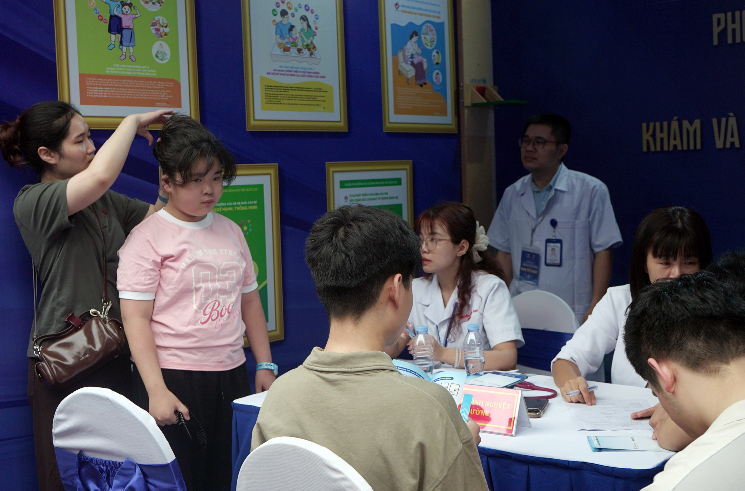 Đ&ocirc;ng đảo người d&acirc;n được kh&aacute;m, tư vấn sức khỏe miễn ph&iacute; tại Lễ m&iacute;t tinh ph&aacute;t động Ng&agrave;y Sức khỏe to&agrave;n d&acirc;n- Ảnh 3.