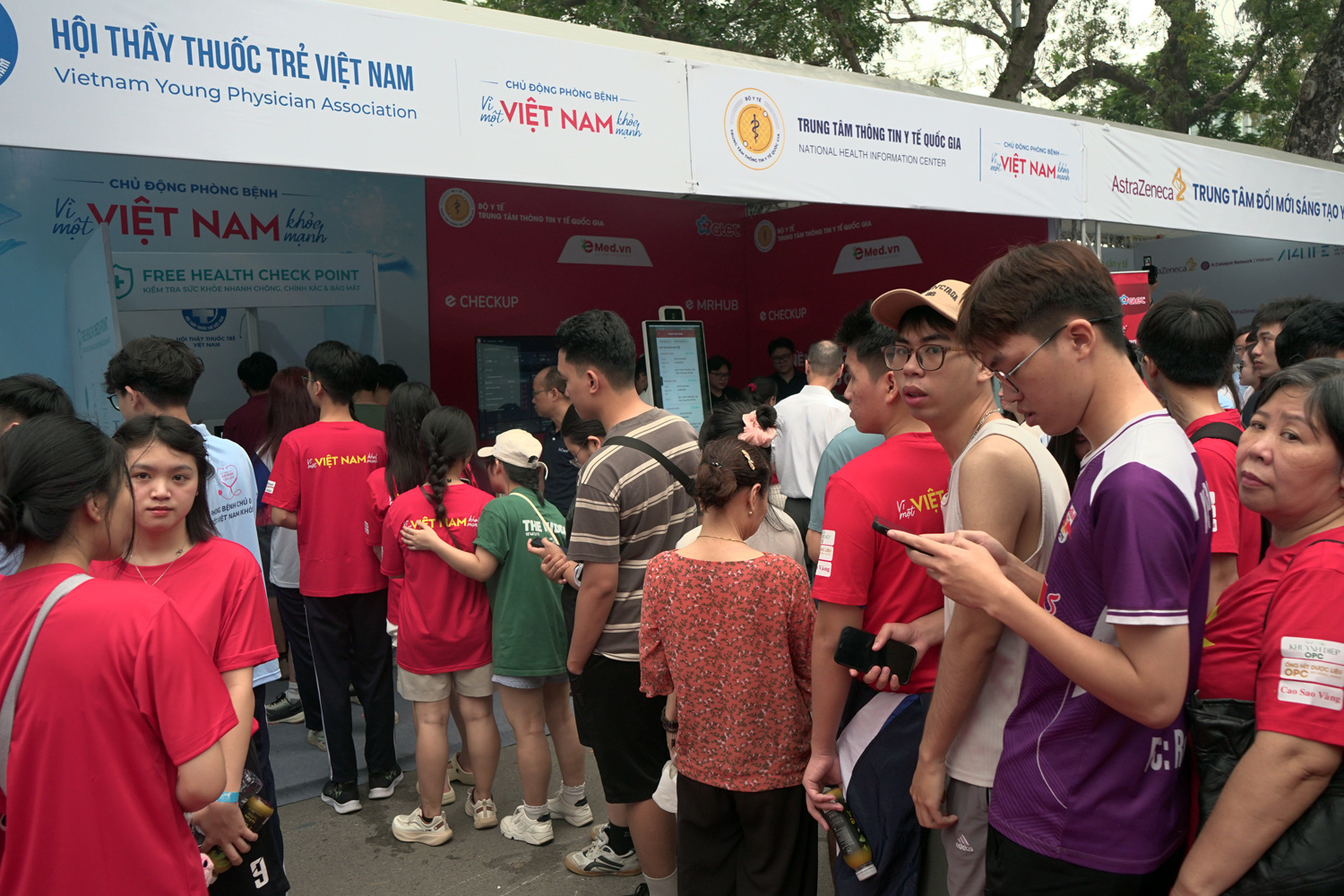 Đ&ocirc;ng đảo người d&acirc;n được kh&aacute;m, tư vấn sức khỏe miễn ph&iacute; tại Lễ m&iacute;t tinh ph&aacute;t động Ng&agrave;y Sức khỏe to&agrave;n d&acirc;n- Ảnh 7.