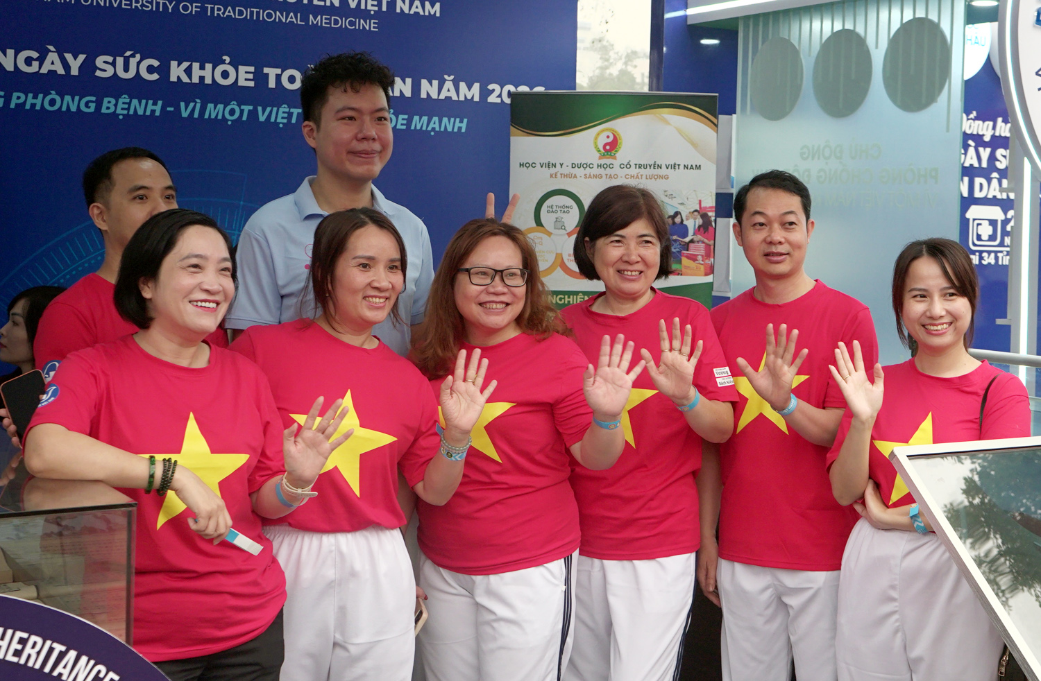 Đ&ocirc;ng đảo người d&acirc;n được kh&aacute;m, tư vấn sức khỏe miễn ph&iacute; tại Lễ m&iacute;t tinh ph&aacute;t động Ng&agrave;y Sức khỏe to&agrave;n d&acirc;n- Ảnh 9.