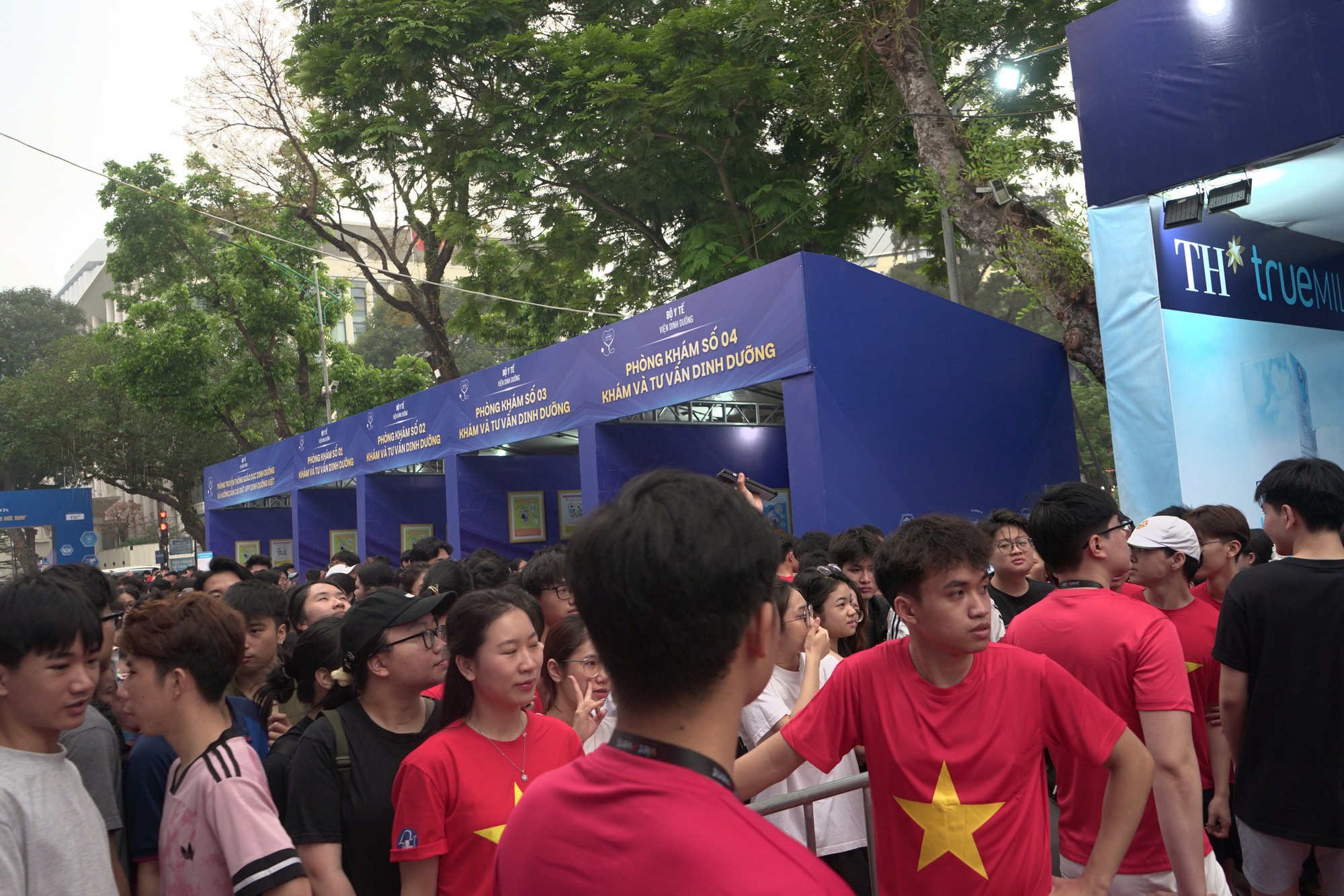 Đ&ocirc;ng đảo người d&acirc;n được kh&aacute;m, tư vấn sức khỏe miễn ph&iacute; tại Lễ m&iacute;t tinh ph&aacute;t động Ng&agrave;y Sức khỏe to&agrave;n d&acirc;n- Ảnh 10.