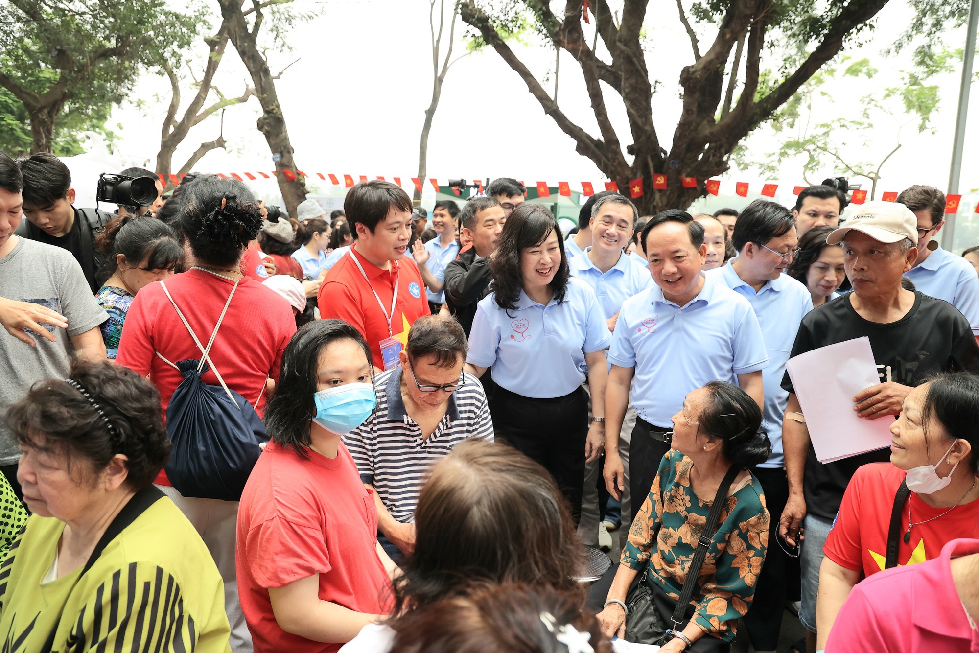 Đ&ocirc;ng đảo người d&acirc;n được kh&aacute;m, tư vấn sức khỏe miễn ph&iacute; tại Lễ m&iacute;t tinh ph&aacute;t động Ng&agrave;y Sức khỏe to&agrave;n d&acirc;n- Ảnh 1.