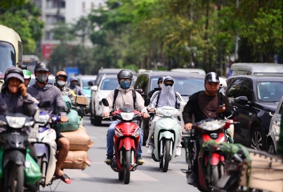 Tin s&aacute;ng 6/4: Miền Bắc, miền Trung nắng n&oacute;ng gia tăng bao phủ từ h&ocirc;m nay; 'th&oacute;t tim' cảnh xe m&aacute;y băng qua đường sắt, t&agrave;i xế tho&aacute;t chết trong gang tấc  - Ảnh 1.