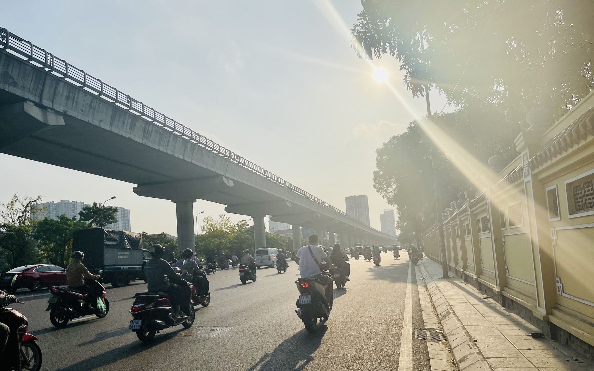 Nắng nóng lan rộng khắp cả nước, nơi nào có mức nhiệt hơn 40 độ? - Ảnh 2. Nắng nóng lan rộng khắp cả nước, nơi nào có mức nhiệt hơn 40 độ? - Ảnh 2.