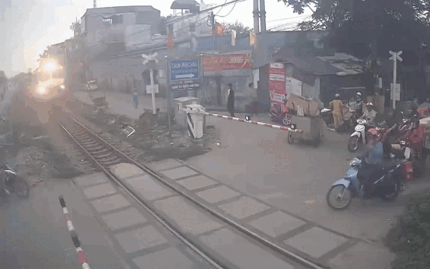 Hà Nội: Băng qua đường ray khi tàu đang tới, người đàn ông thoát chết trong gang tấc