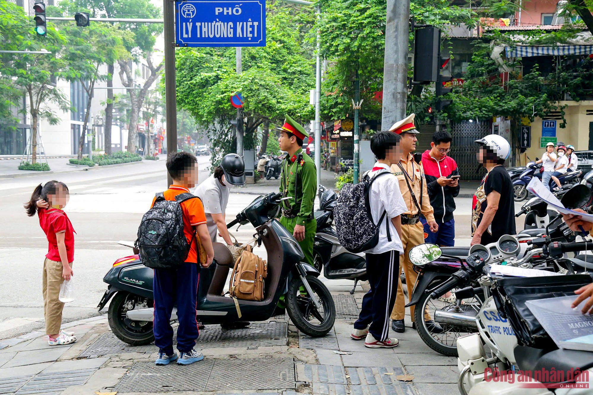 Cận cảnh CSGT H&agrave; Nội kiểm tra, xử l&yacute; phụ huynh dừng, đỗ xe tuỳ tiện khi đưa đ&oacute;n con tới trường - Ảnh 6.