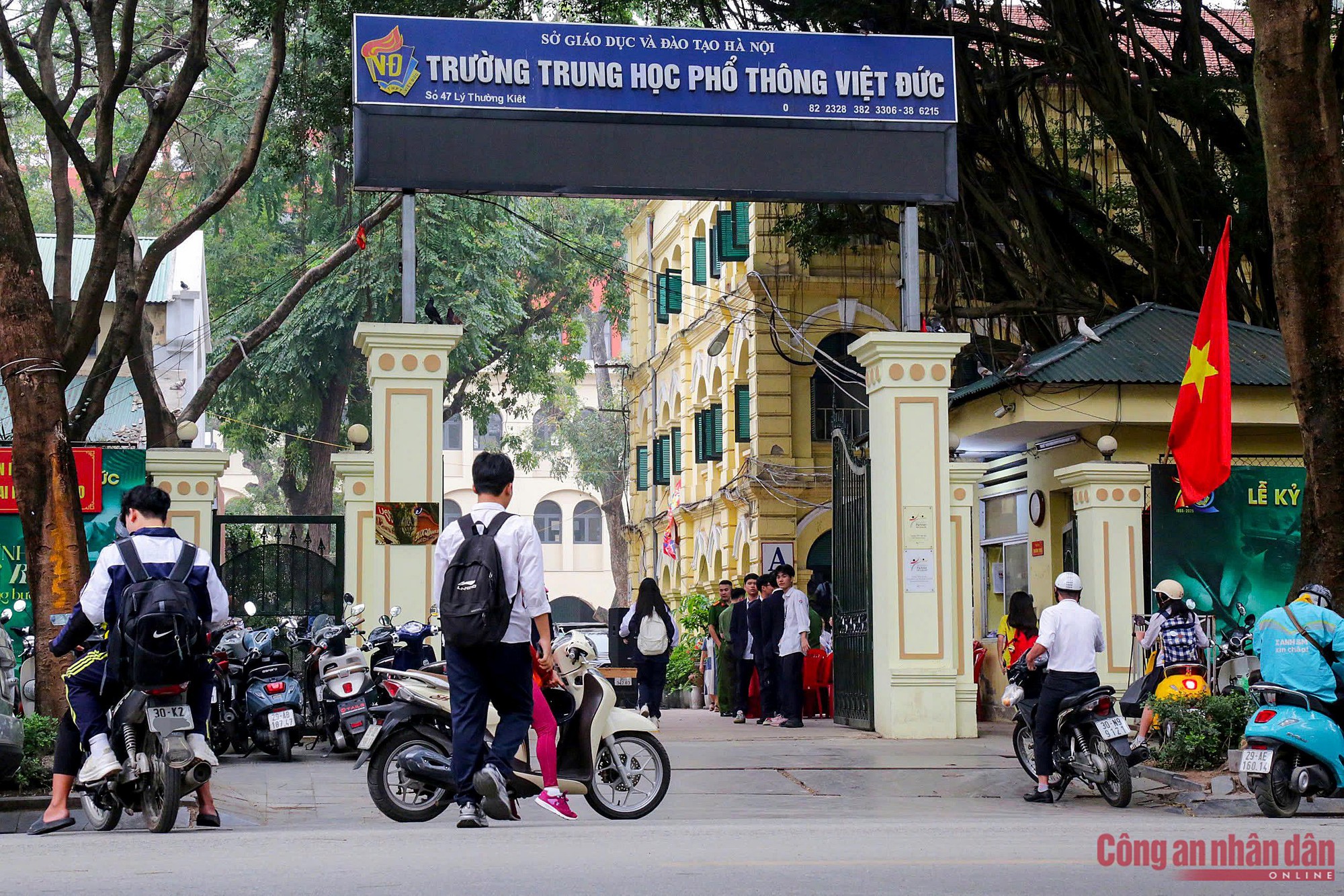 Cận cảnh CSGT H&agrave; Nội kiểm tra, xử l&yacute; phụ huynh dừng, đỗ xe tuỳ tiện khi đưa đ&oacute;n con tới trường - Ảnh 3.