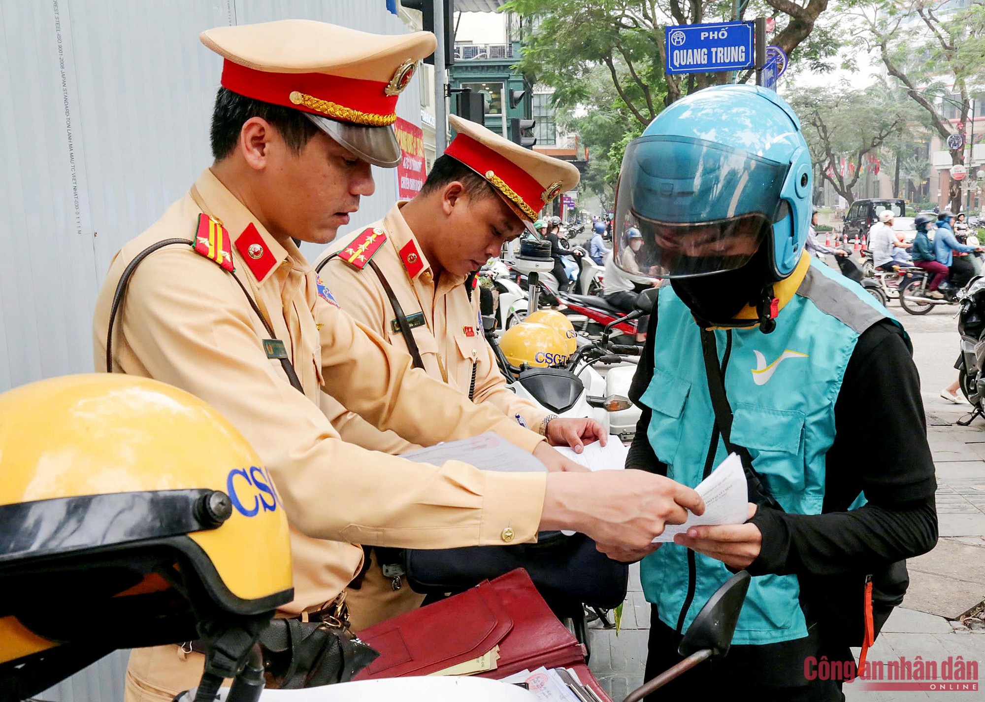 Cận cảnh CSGT H&agrave; Nội kiểm tra, xử l&yacute; phụ huynh dừng, đỗ xe tuỳ tiện khi đưa đ&oacute;n con tới trường - Ảnh 9.