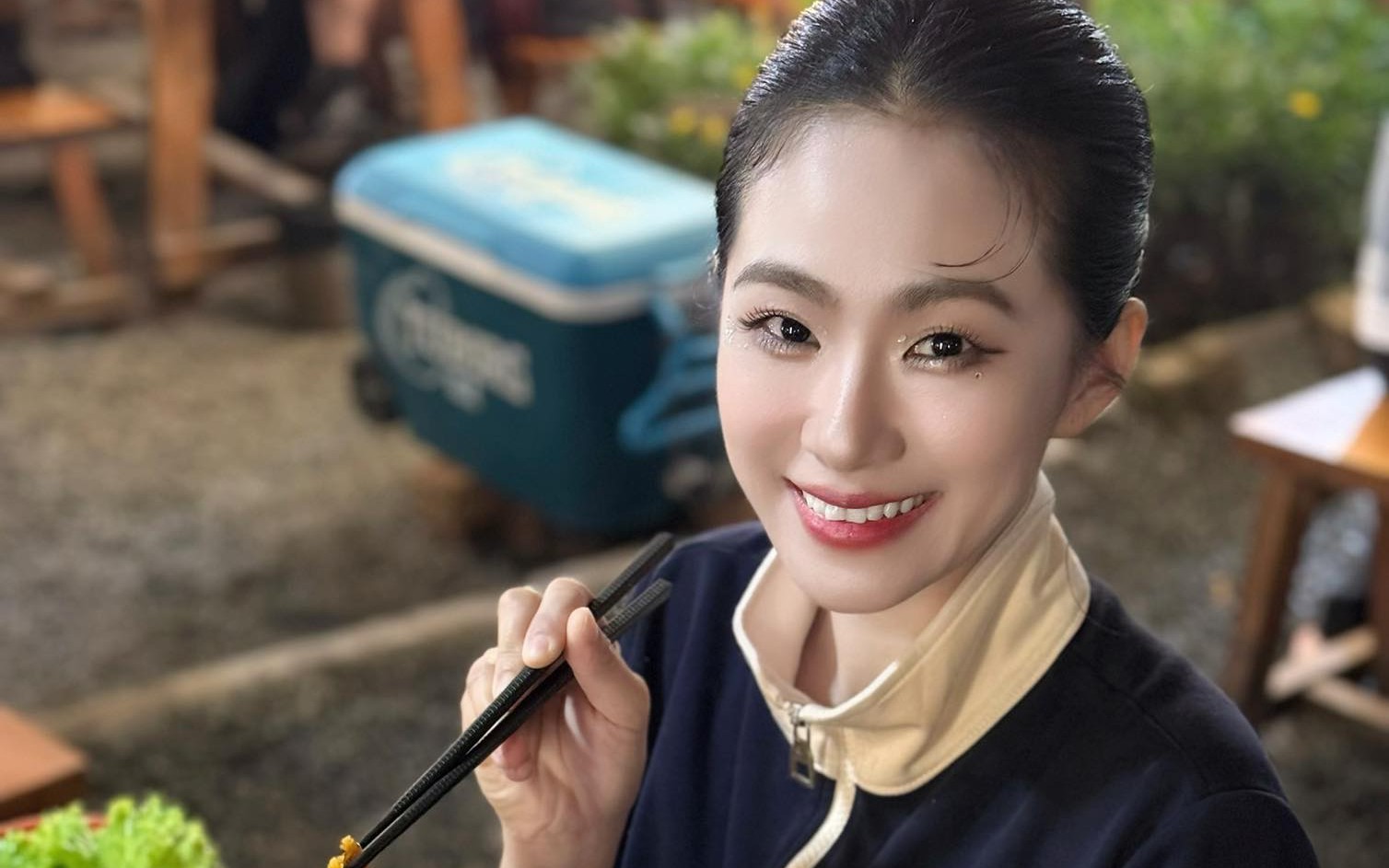 Nữ ca sĩ gốc Hoa gây chú ý ở tuổi 42 với phong cách trẻ trung