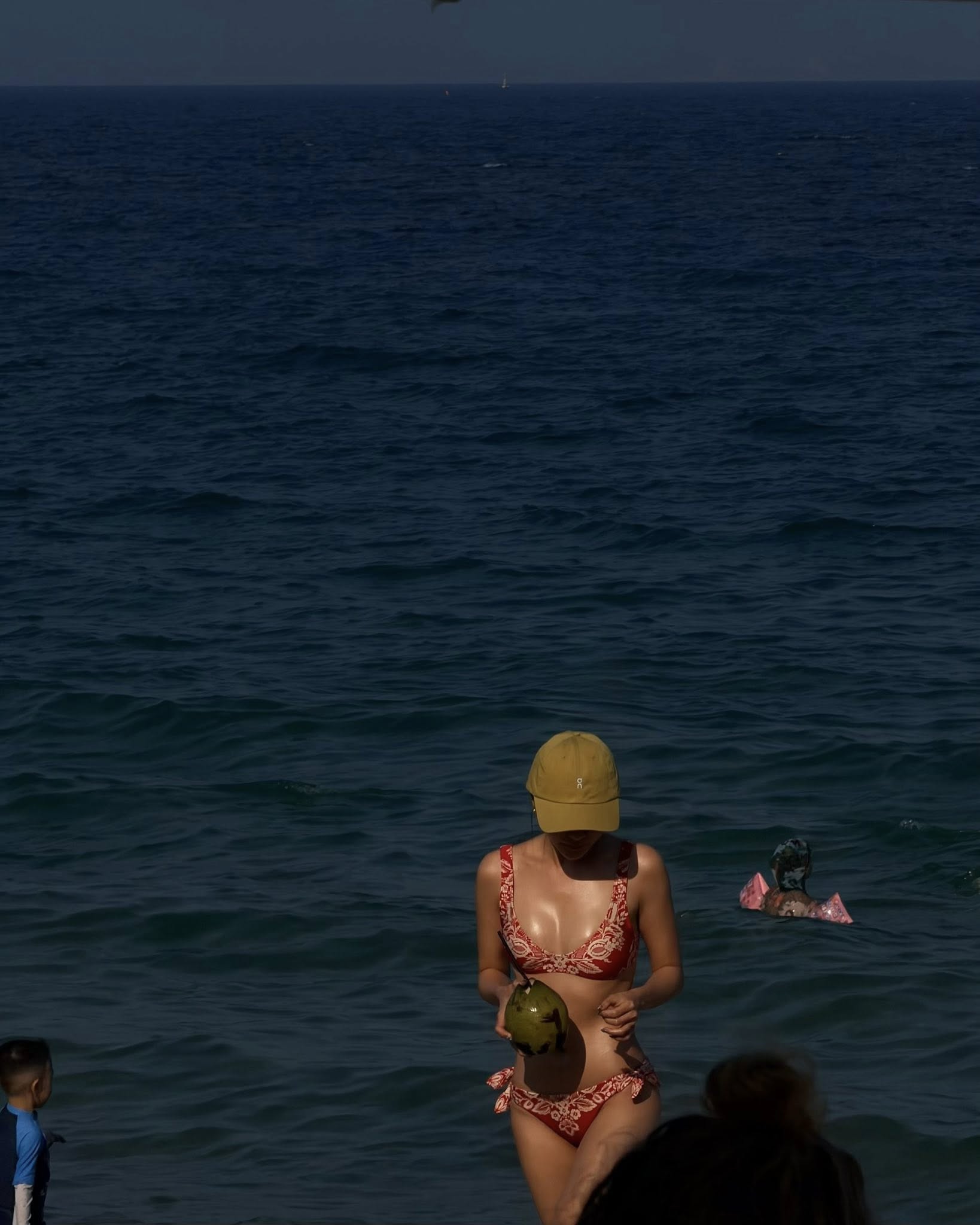 Văn Mai Hương tuổi 31 khoe d&aacute;ng bốc lửa với bikini nổi bật giữa biển xanh - Ảnh 4.