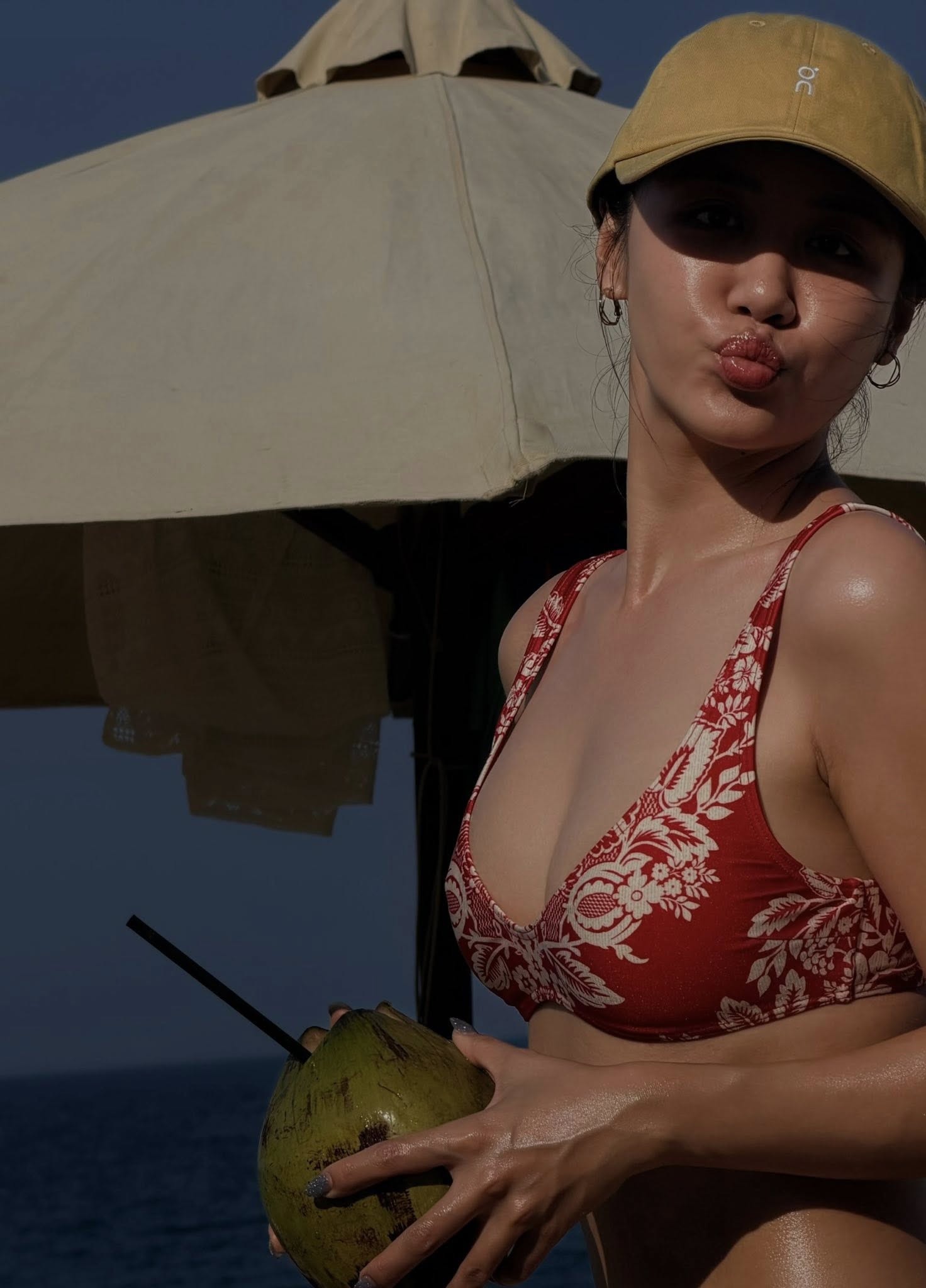 Văn Mai Hương tuổi 31 khoe d&aacute;ng bốc lửa với bikini nổi bật giữa biển xanh - Ảnh 2.