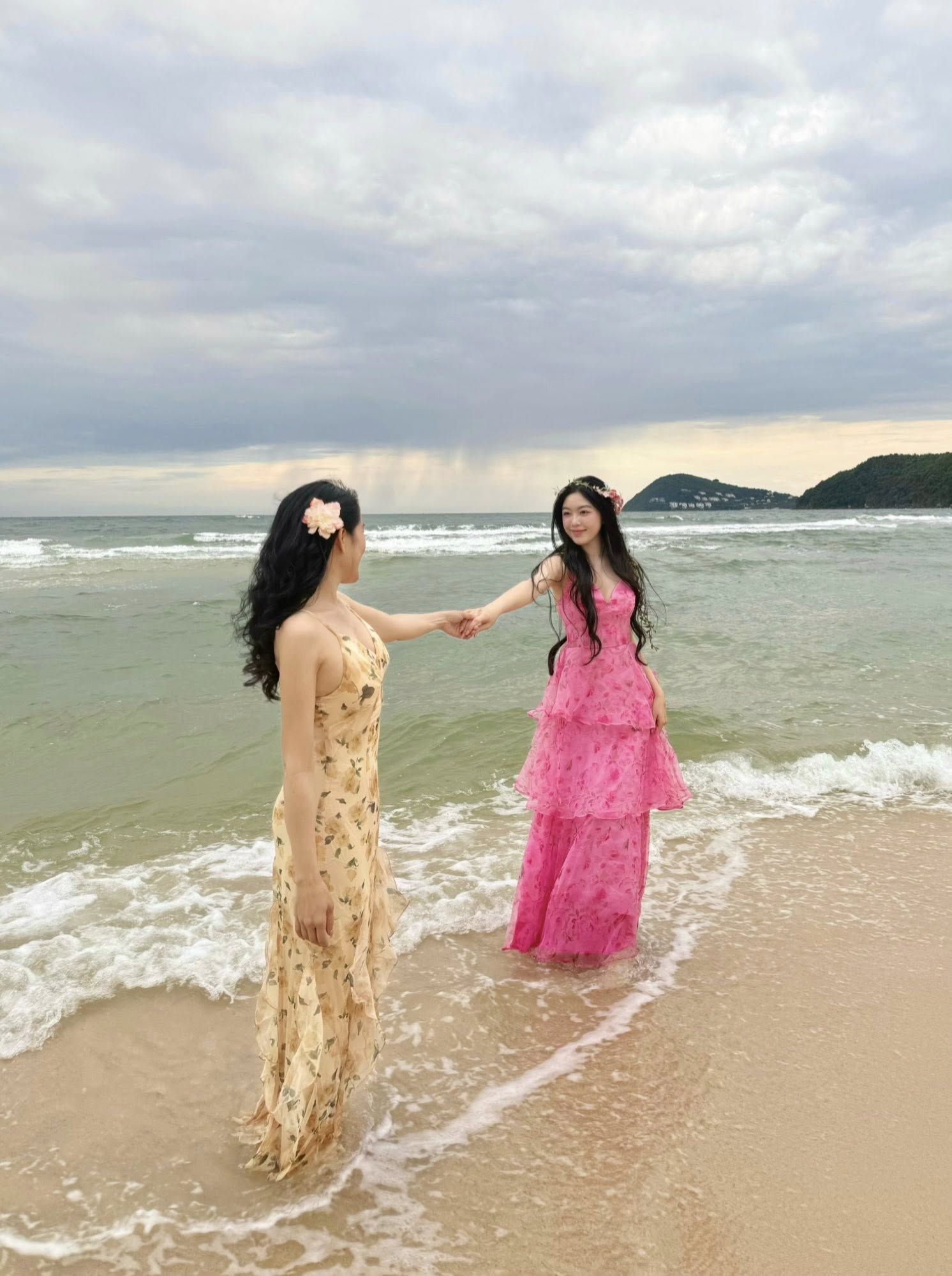 Vợ và con gái MC Quyền Linh gây chú ý trong sinh nhật 20 tuổi Lọ Lem - Ảnh 2. Vợ và con gái MC Quyền Linh gây chú ý trong sinh nhật 20 tuổi Lọ Lem - Ảnh 2.