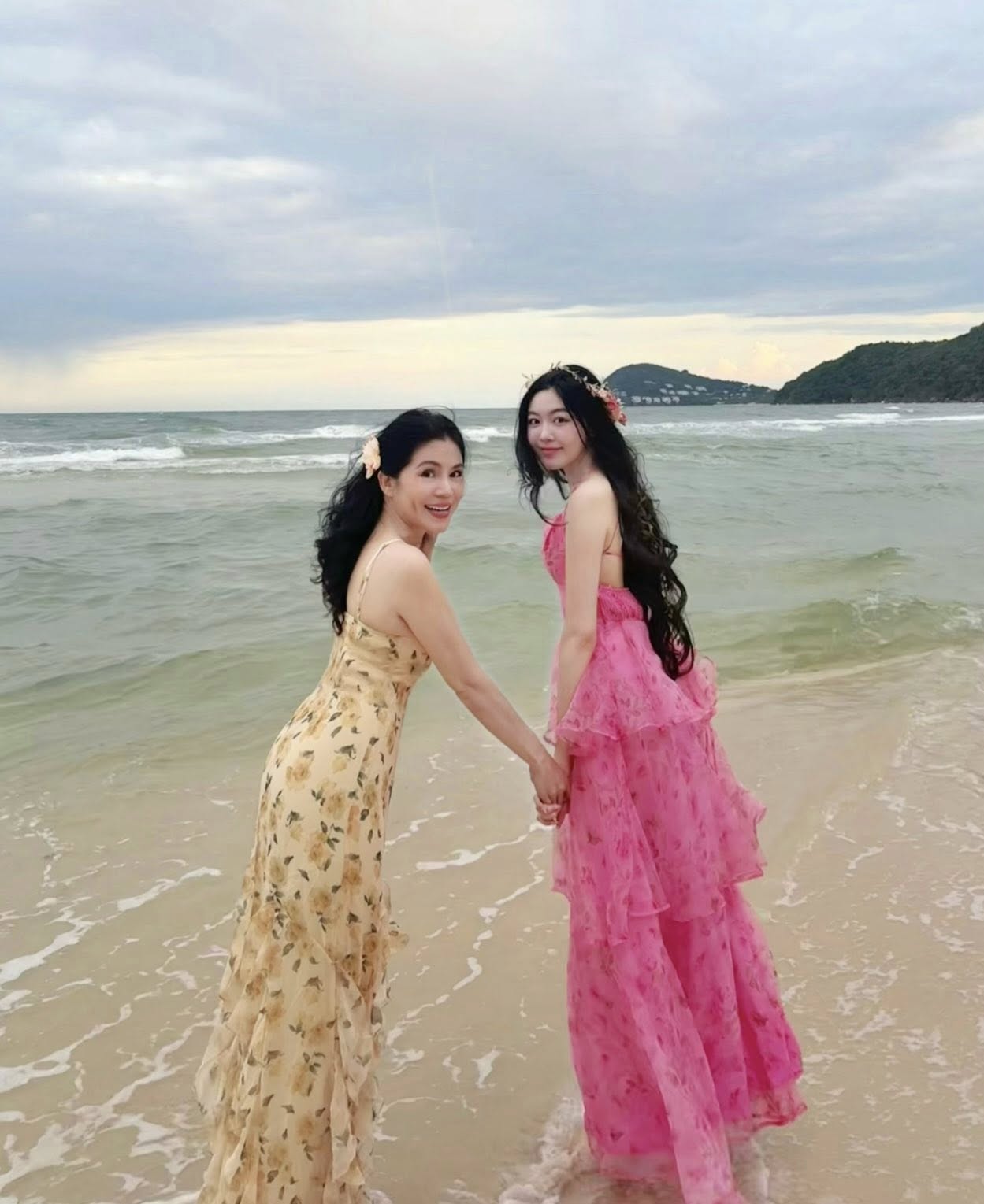 Vợ và con gái MC Quyền Linh gây chú ý trong sinh nhật 20 tuổi Lọ Lem - Ảnh 3. Vợ và con gái MC Quyền Linh gây chú ý trong sinh nhật 20 tuổi Lọ Lem - Ảnh 3.