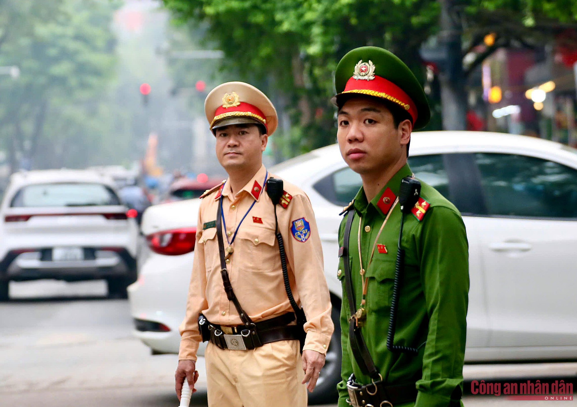 Cận cảnh CSGT H&agrave; Nội kiểm tra, xử l&yacute; phụ huynh dừng, đỗ xe tuỳ tiện khi đưa đ&oacute;n con tới trường - Ảnh 1.