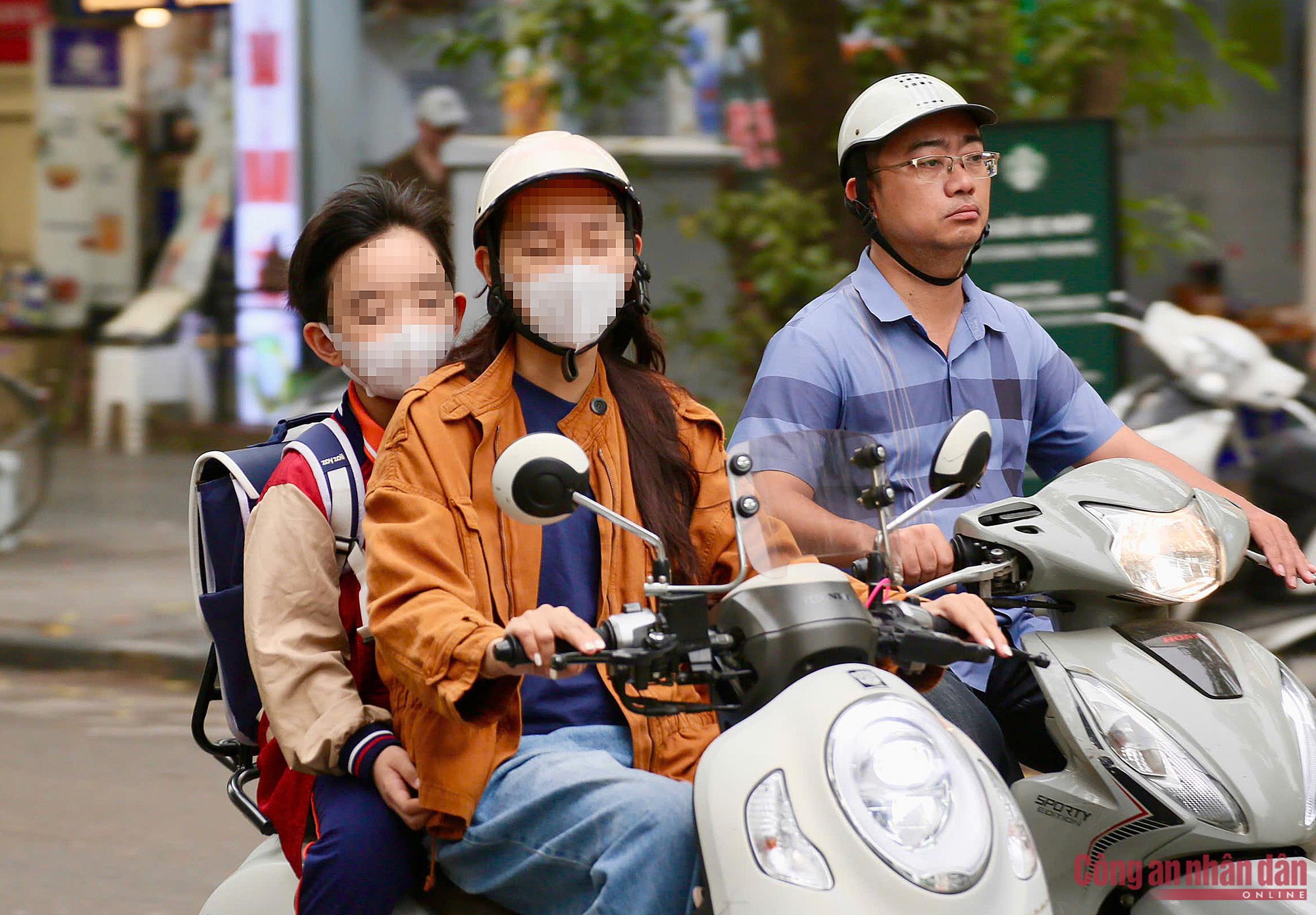 Cận cảnh CSGT H&agrave; Nội kiểm tra, xử l&yacute; phụ huynh dừng, đỗ xe tuỳ tiện khi đưa đ&oacute;n con tới trường - Ảnh 2.