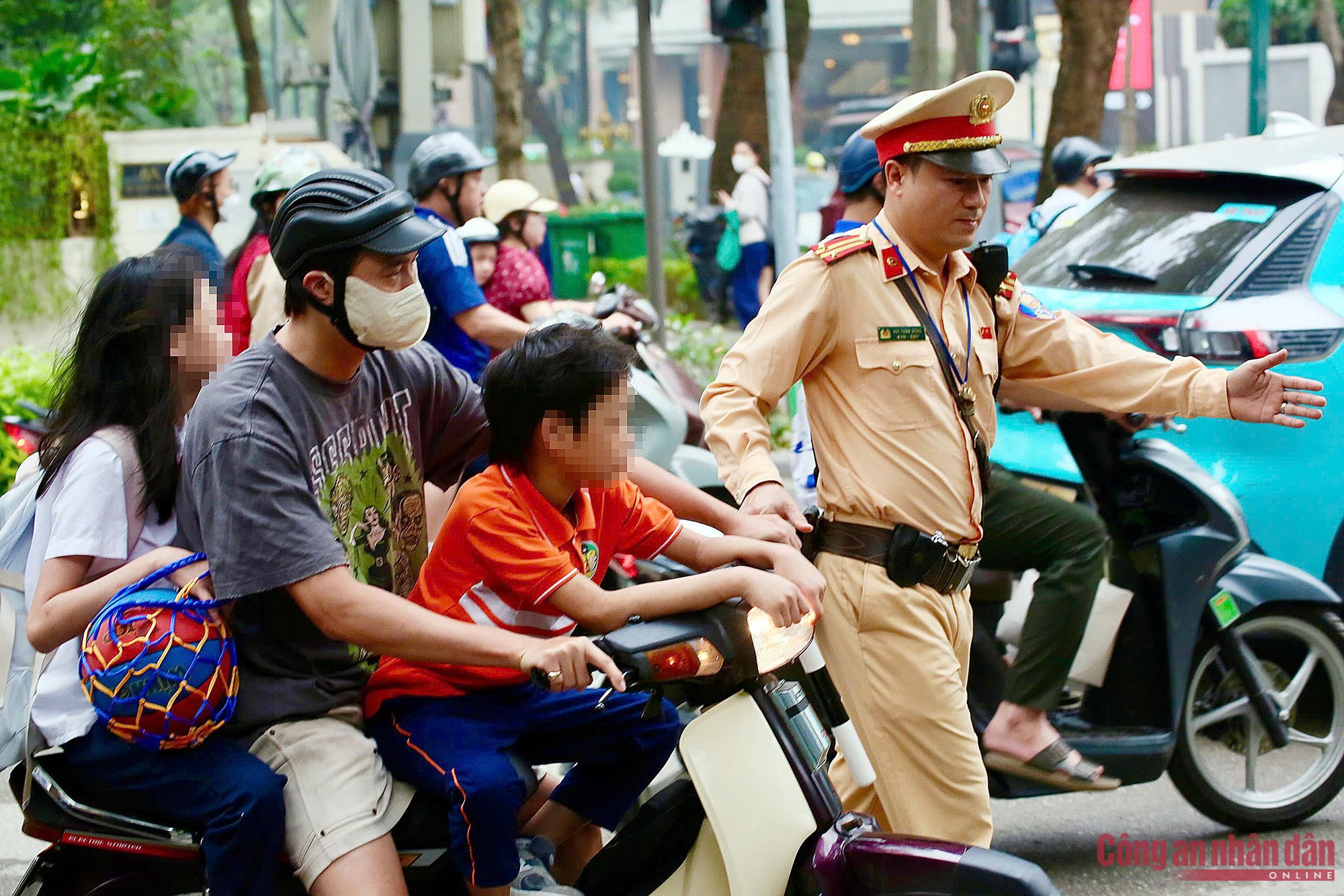 Cận cảnh CSGT H&agrave; Nội kiểm tra, xử l&yacute; phụ huynh dừng, đỗ xe tuỳ tiện khi đưa đ&oacute;n con tới trường - Ảnh 4.
