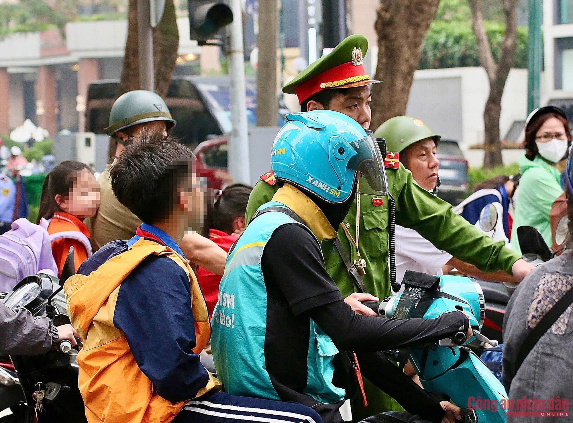 Cận cảnh CSGT H&agrave; Nội kiểm tra, xử l&yacute; phụ huynh dừng, đỗ xe tuỳ tiện khi đưa đ&oacute;n con tới trường - Ảnh 5.