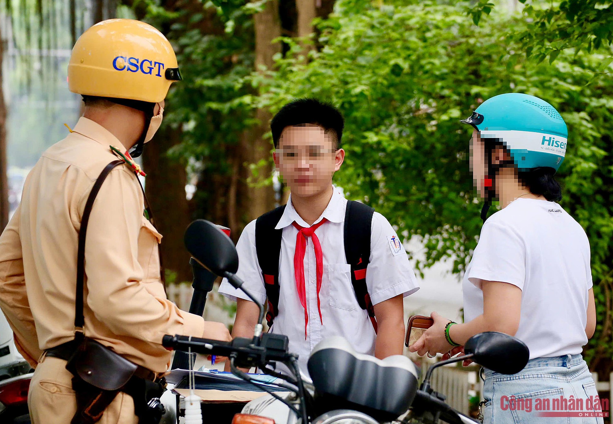 Cận cảnh CSGT H&agrave; Nội kiểm tra, xử l&yacute; phụ huynh dừng, đỗ xe tuỳ tiện khi đưa đ&oacute;n con tới trường - Ảnh 7.