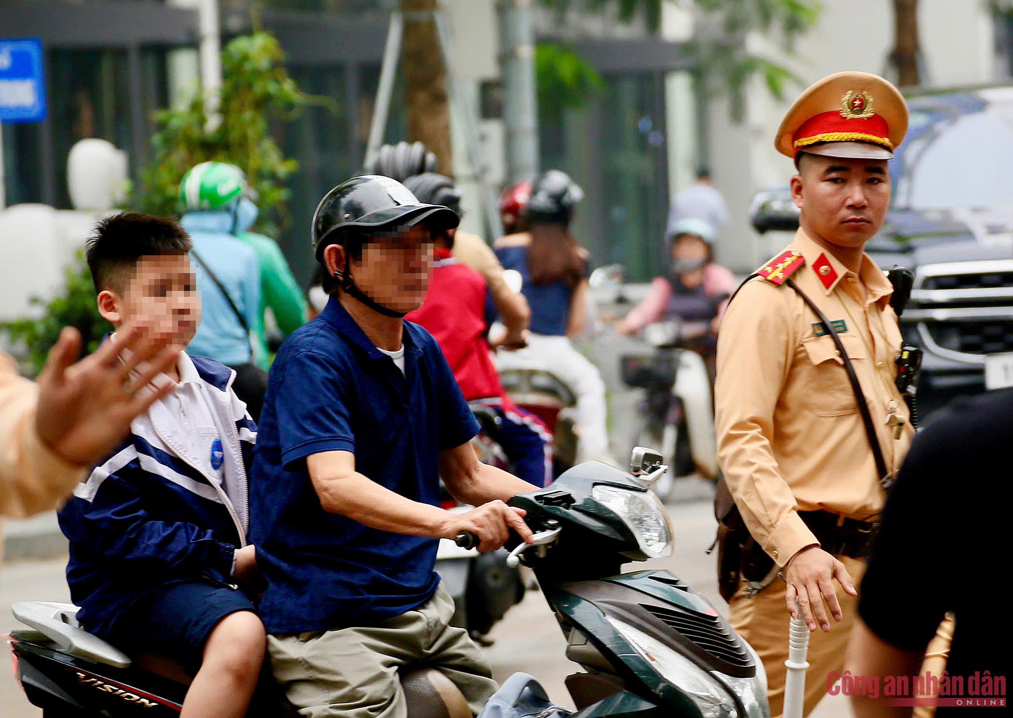 Cận cảnh CSGT H&agrave; Nội kiểm tra, xử l&yacute; phụ huynh dừng, đỗ xe tuỳ tiện khi đưa đ&oacute;n con tới trường - Ảnh 10.