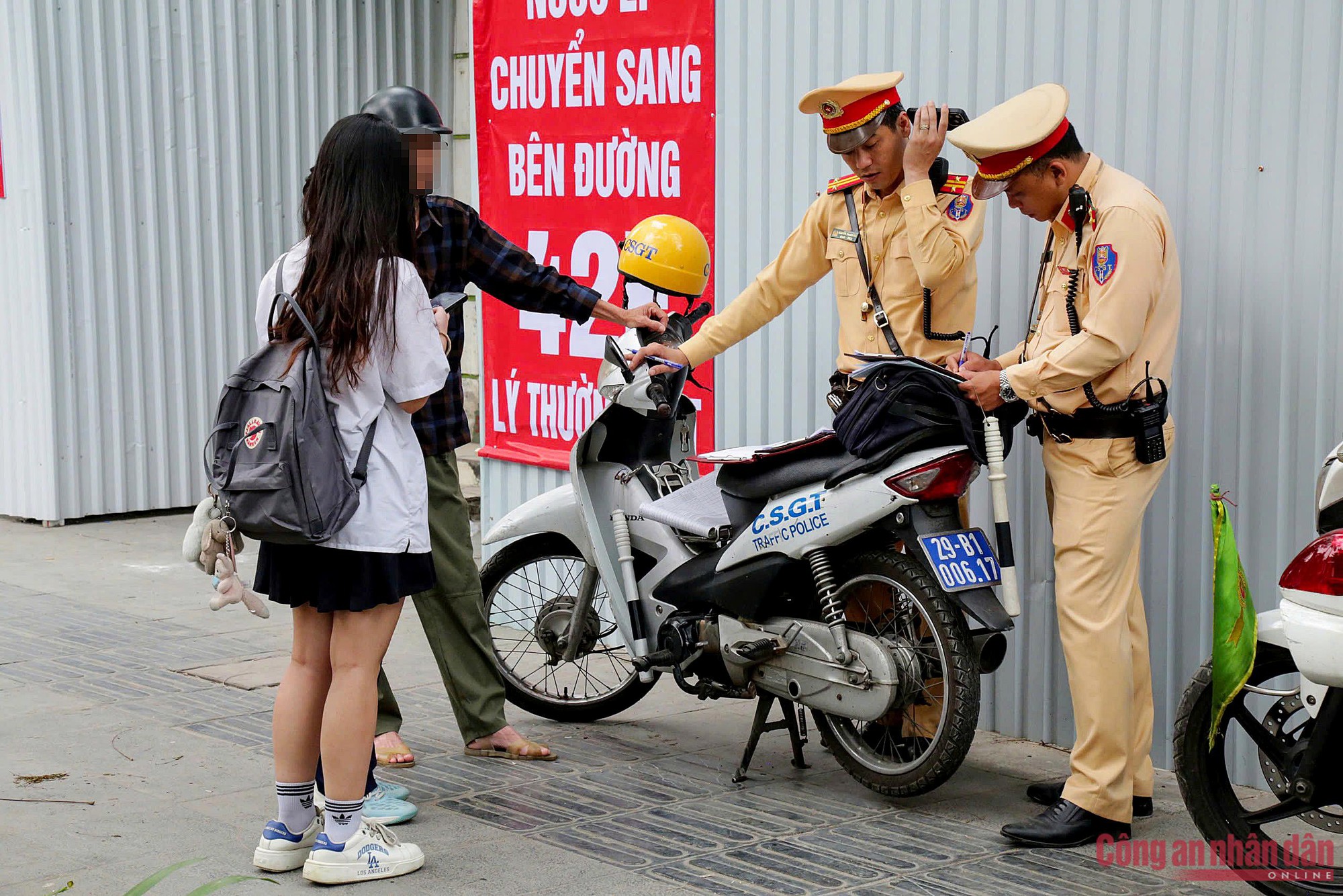 Cận cảnh CSGT H&agrave; Nội kiểm tra, xử l&yacute; phụ huynh dừng, đỗ xe tuỳ tiện khi đưa đ&oacute;n con tới trường - Ảnh 8.