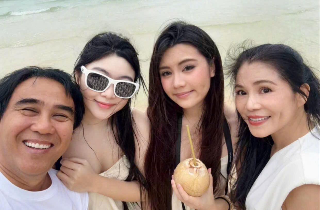 Vợ và con gái MC Quyền Linh gây chú ý trong sinh nhật 20 tuổi Lọ Lem - Ảnh 7. Vợ và con gái MC Quyền Linh gây chú ý trong sinh nhật 20 tuổi Lọ Lem - Ảnh 7.